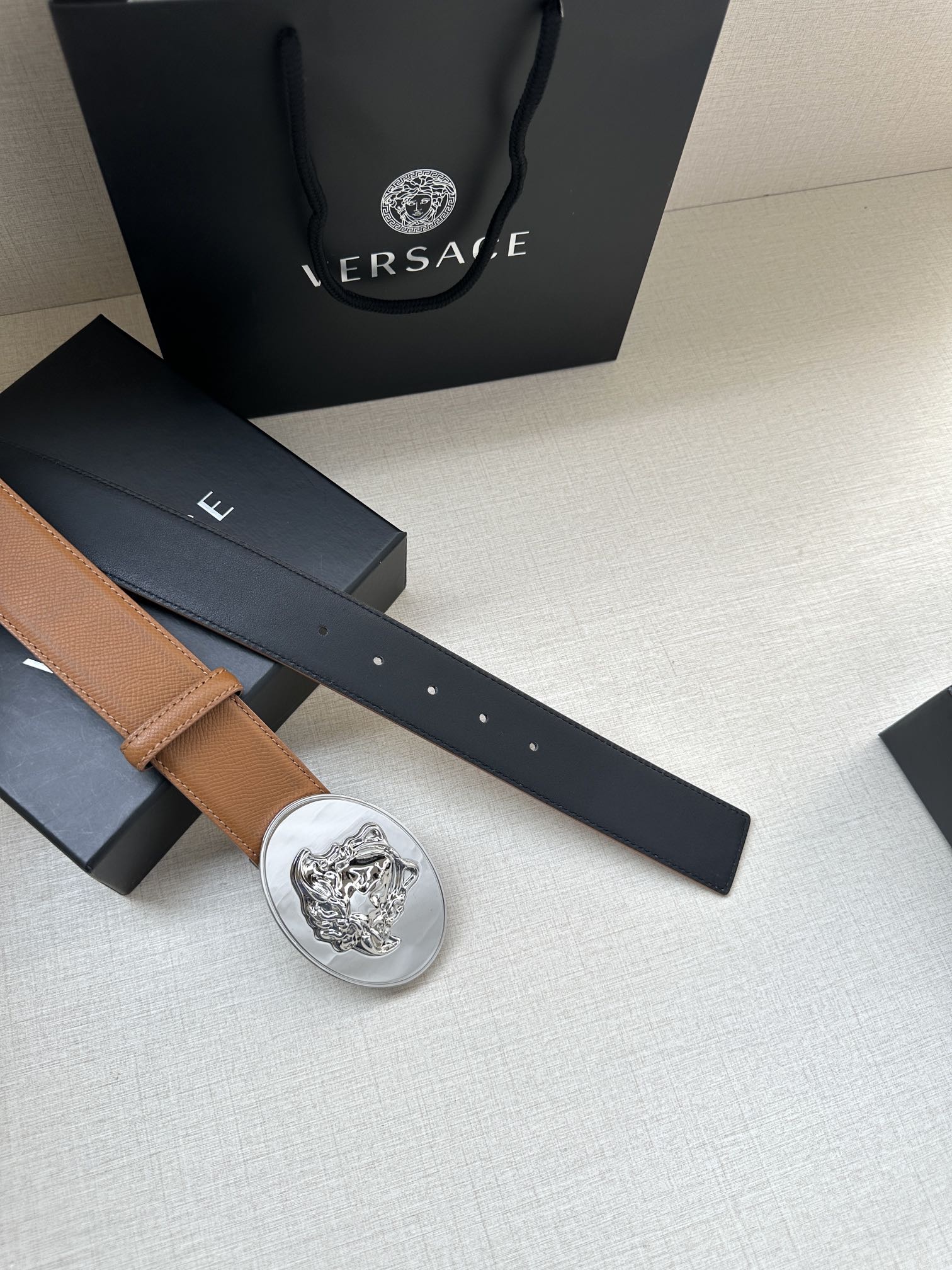 寬度：4.0cm （範思哲） 此款橢圓五金配件、腰帶飾有標誌性的Versace美杜莎頭像扣，彰顯品牌格調。是一款精美的衣櫥必備單品。