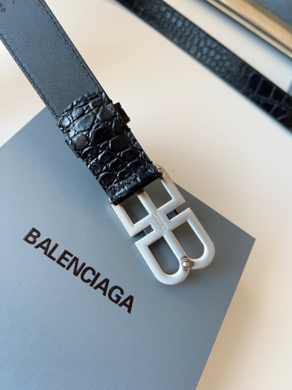 巴黎世家（Balenciaga）寬度3.0cm 是法國的奢侈品牌，作為時尚界最具影響力品牌之一的地位。設計師源於：都市時尚潮流獨特的設計風格，採用進口小牛皮製作；搭配純銅復古五金，使其更具魅力。值得擁有的百搭精品！