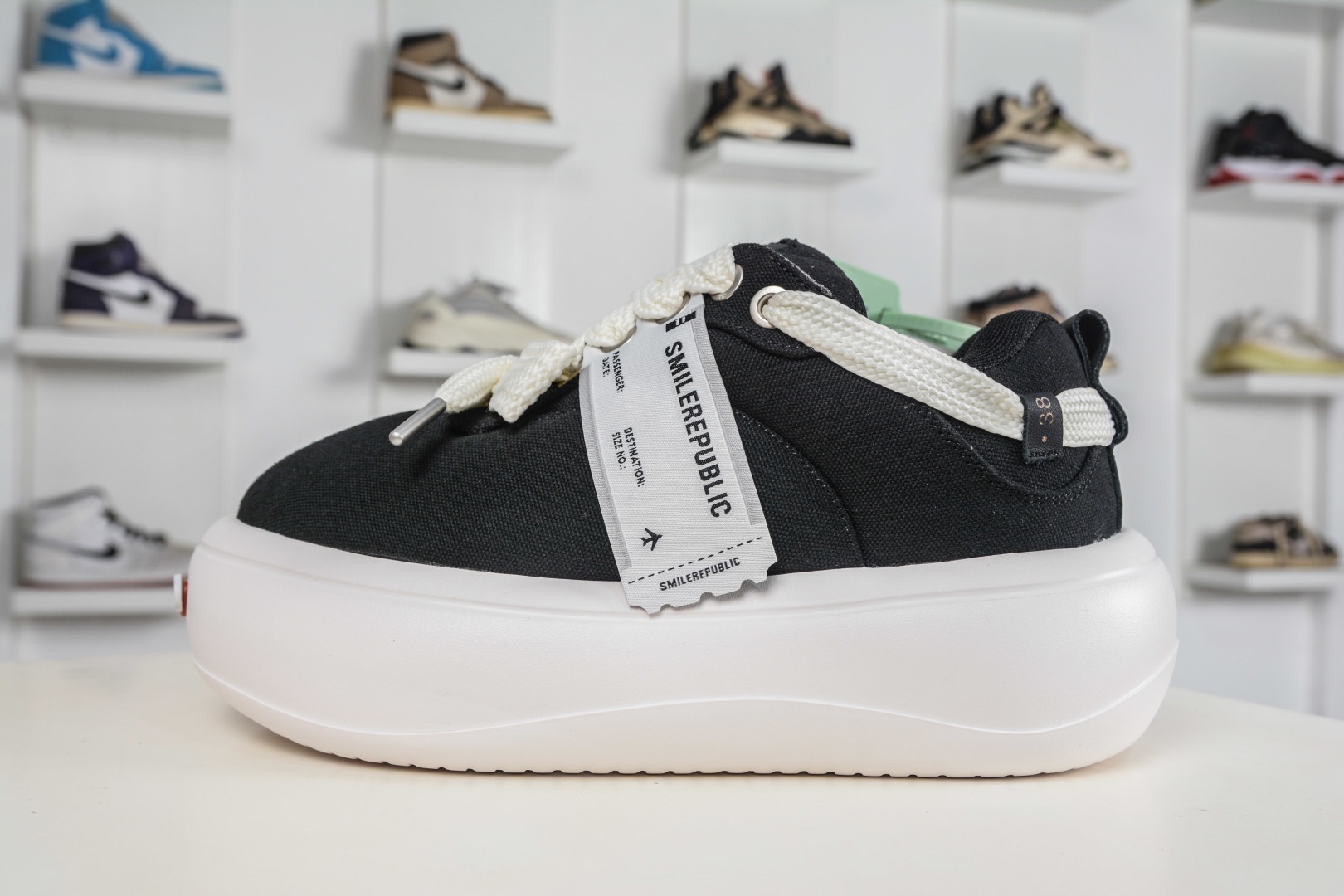 𝐒𝐦𝐢𝐥𝐞𝐫𝐞𝐩𝐮𝐛𝐥𝐢𝐜 SMI 開口笑麵包鞋系列 軟fufu的帆布鞋面透氣不悶腳，暴走一天也不累。5cm的雲朵厚底，悄悄拉長腿部線條，小個子秒變九頭身比例，視覺增高又完全不笨重。
尺碼：35 36 37 38 39 40 41 42 43 44