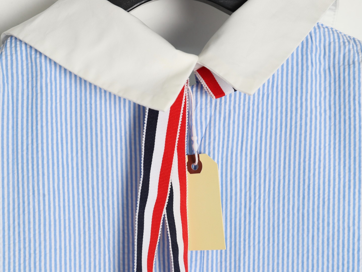 🔝Thom Browne TB 蝴蝶結條紋連衣裙
襯衫裙學院風，領口採用娃娃領設計，三色織帶可以前後裝飾，YB購買對版對標出版，定制面料，區別市場通貨。
尺碼：1 2 3