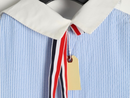 🔝Thom Browne TB 蝴蝶結條紋連衣裙
襯衫裙學院風，領口採用娃娃領設計，三色織帶可以前後裝飾，YB購買對版對標出版，定制面料，區別市場通貨。
尺碼：1 2 3