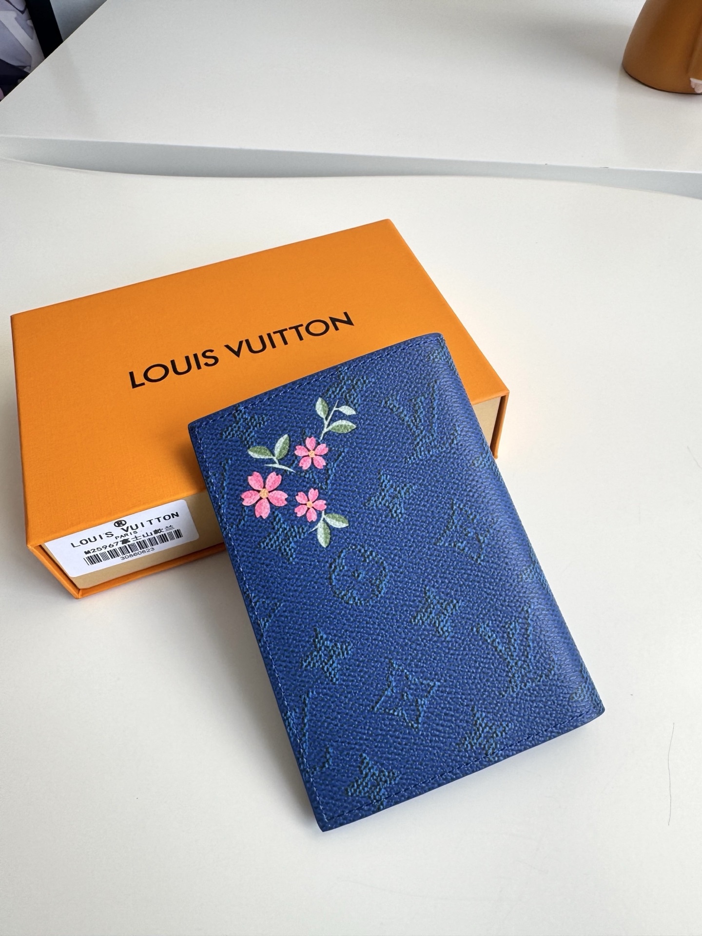 🇫🇷海外原單M25967富士山蘭色獨家實拍！本款護照套於 Monogram 帆布表面繪上生動日式印花。內設多重卡位和票據貼袋。尺寸：14×10×2.5cm