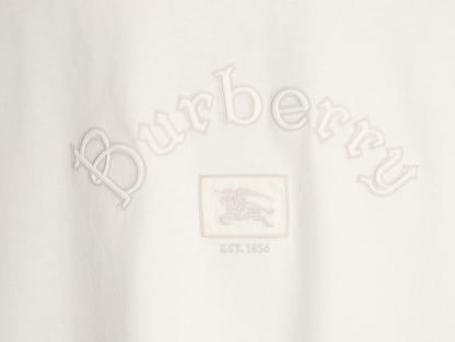 🔝BURBERRY巴寶莉BBR 哥特體刺繡短袖T恤
正品購入，100%洗後維斯棉235克，舒彈羅紋285克，進口刺繡，面料酵洗，定制1：1商標，寬松版型
B Size：S-XL