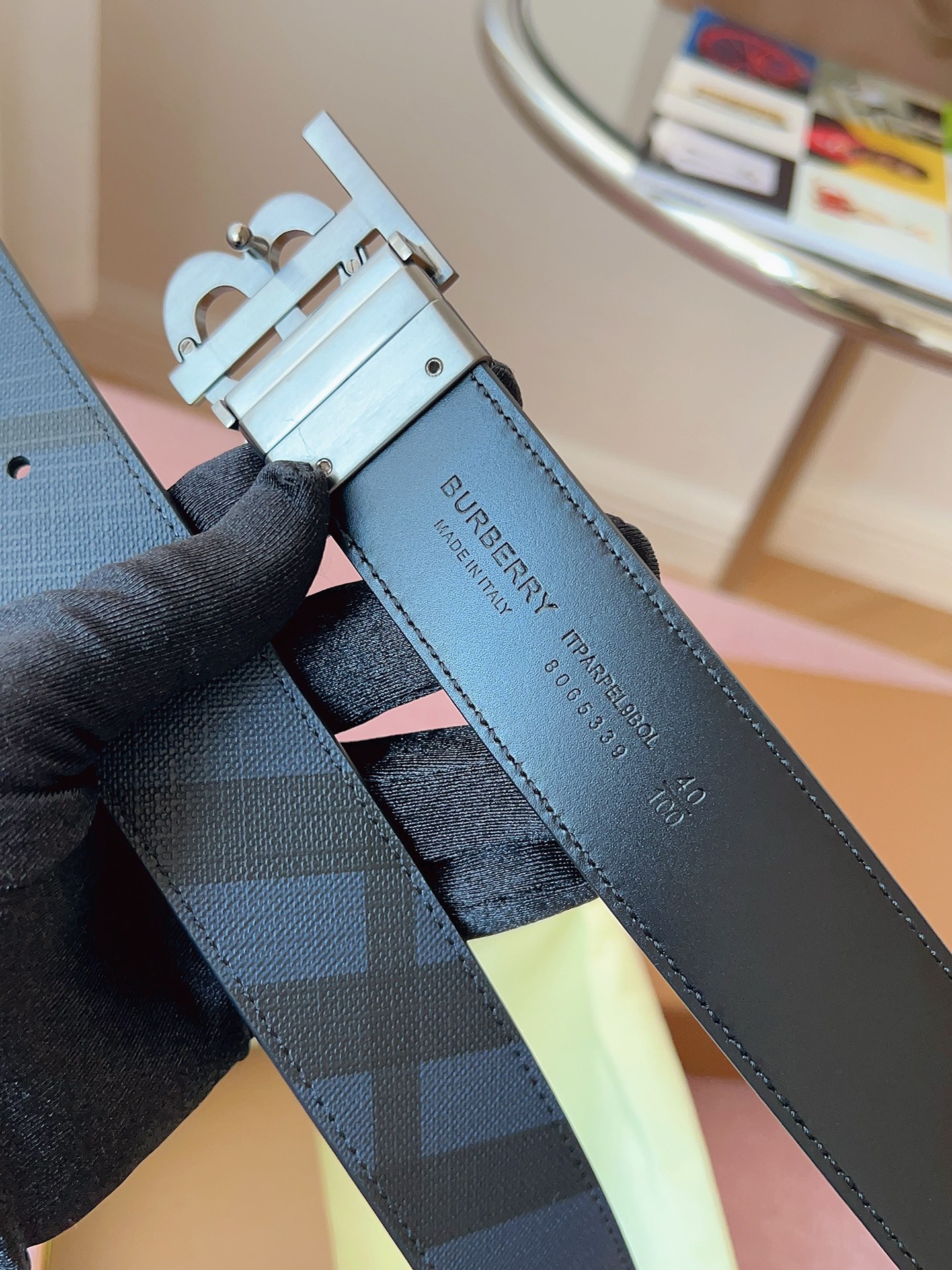 
Burberry博柏利品牌始終秉承傳統精髓，彰顯卓爾不凡的匠制工藝，優雅率性的英倫設計與銳意革新的時尚理念。3.5cm