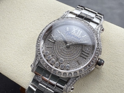 YF-新品🆕 滿鑽 快樂鑽36mm
2025最新款滿天星   原裝搭配美洲鰐魚錶帶 搭配2892機芯 蕭邦（HAPPY DIAMONDS）作為蕭邦最暢銷的系列一直以細膩的手法詮釋蕭邦標誌性靈動鑽石的概念，此系列作品柔美而時尚，都說男戴萬國女戴蕭邦 有金（進）有鑽（賺）寓意也很好。錶盤內的鑽石滾珠可自由滑行轉動，時來運轉 財運滾滾，讓每一位女性都以最迷人的造型驚艷世人。 這次給大家帶來的蕭邦快樂鑽系列 這次給大家帶來的蕭邦快樂鑽系列 是肖邦旗下最具代表性的腕表 最有特色的夾層玻璃的7顆，7顆鑽石產生自旋