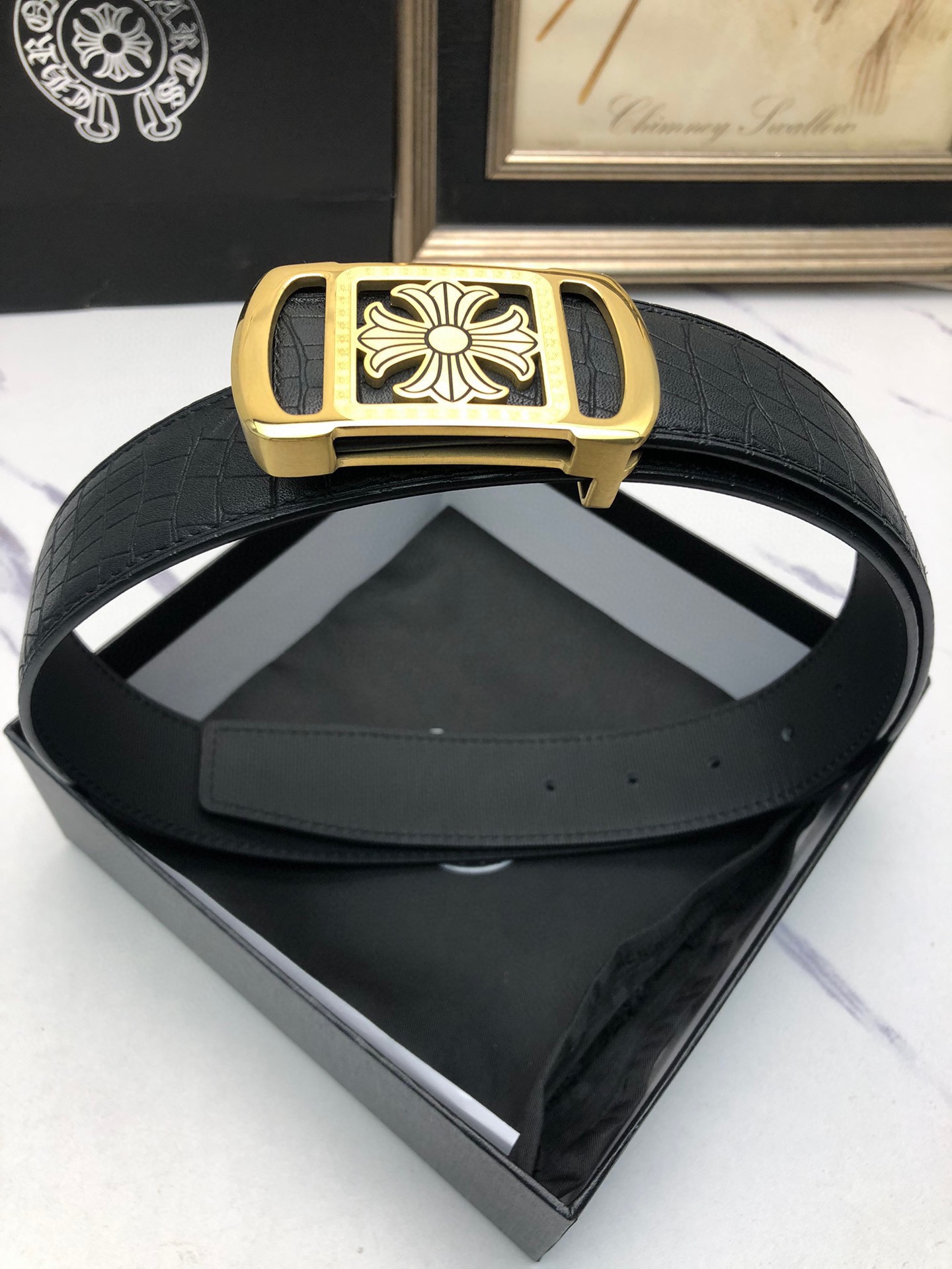 克羅星：原單頭層牛皮燙印花紋面，內襯頭層小牛皮底，搭配原單自動扣，可裁剪的自動帶，此款腰帶面雙採用意大利原定廠制進口牛皮帶身 ，對專版櫃足寬3.5