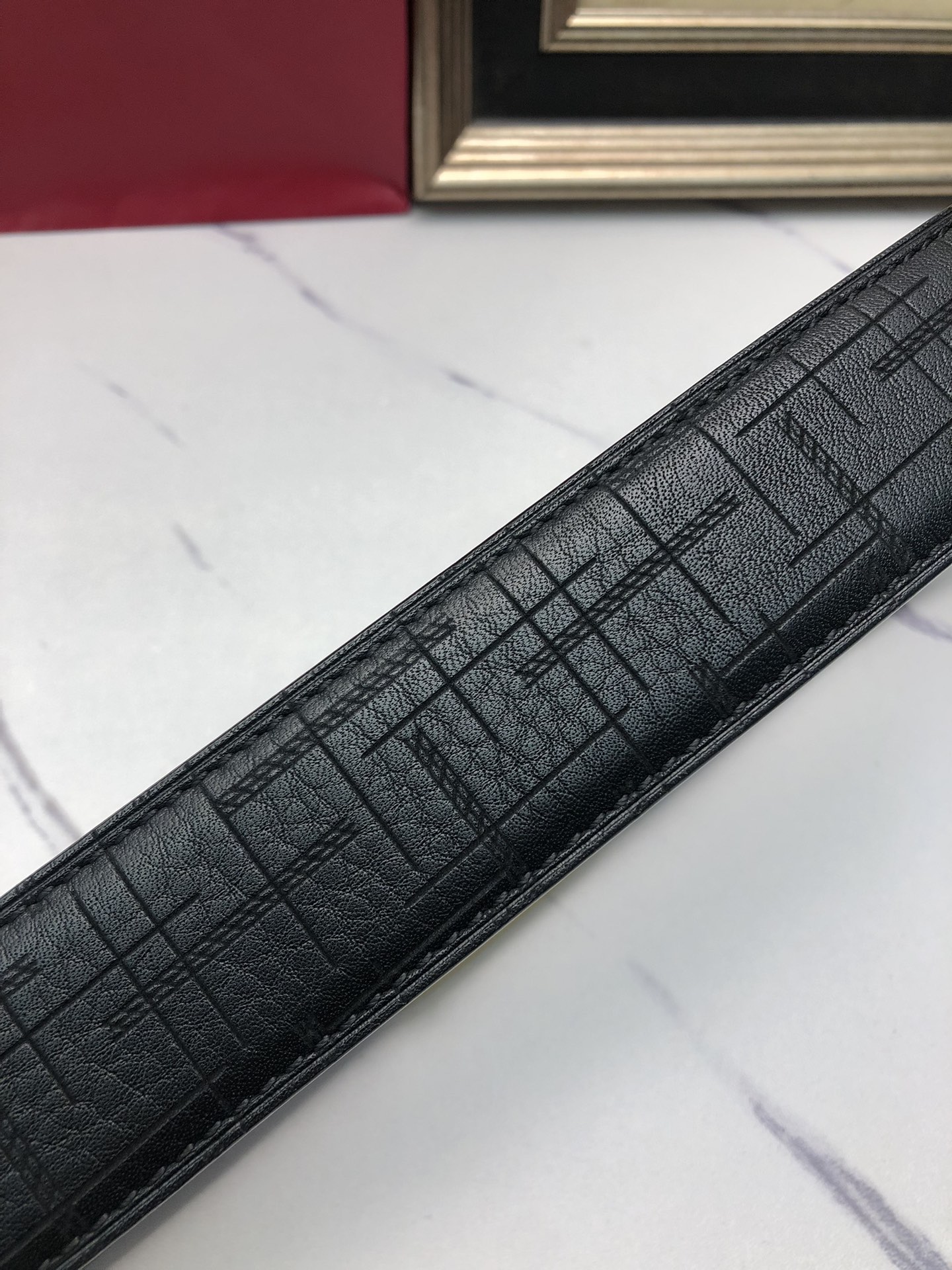 華倫天奴：原單頭層小牛皮燙印花紋，內襯平紋牛皮底，營造織紋外觀。飾以標誌原單扣。專櫃寬度4.0