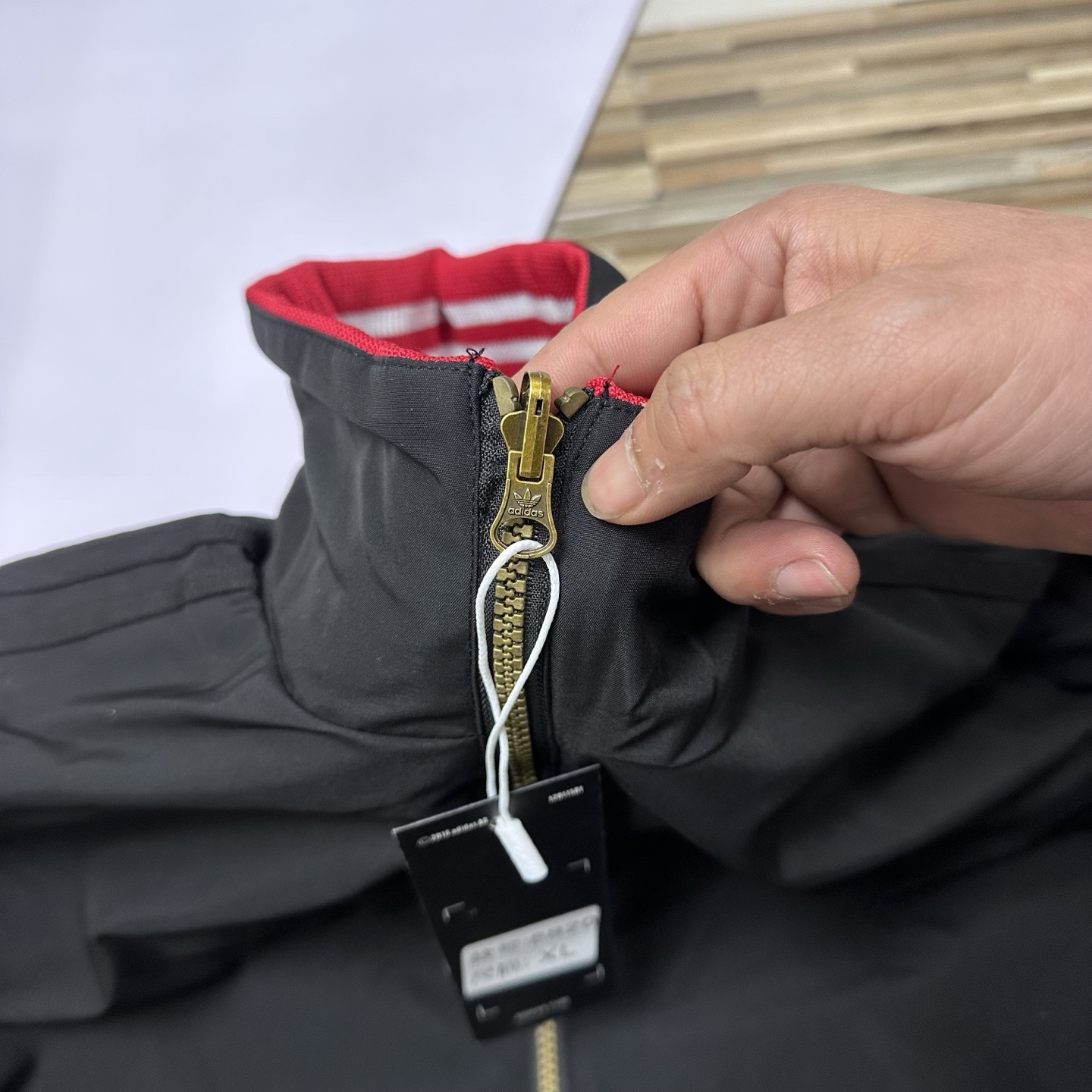 春秋季新款男士夾克外套女士外套夾克雙面穿外套紅色外套阿迪達斯三葉草外套三條槓夾克）
阿迪達斯 Adidas 三葉草兩面穿外套 
​黑紅撞色的外套在秋冬里超吸睛
​設計簡直是性價比王炸，雙面雙風格隨便切換，黑面走復古運動風，紅白條紋領撞色吸睛，側邊編織紋路藏滿細節

後背還有彩色刺繡三葉草，潮得毫不費力，紅面是經典白條紋款，簡約亮眼還巨顯白，
做工細節直接拿捏，全身細密鎖邊走線，針腳勻得找不出一根歪線，側邊編織紋路是規整手工走線，穿再久都不會松垮開線，

五金輔料更是誠意滿滿，領口織帶包边厚实挺