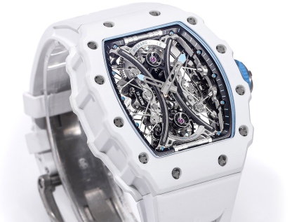 白色TPT石英纖維
【RICHARD MILLE】理查米爾RM53-01 將腕表設計與運動賽事相互結合，完美詮釋了賽場上的勇者堅定信念、頑強拼搏的精神。RM53-01以馬術運動為背景，採用多種高科技材料來抵御運動時帶來的強烈撞擊，從而保證不受破壞、正常運轉。高科技材質打造如同“護具”。“RM 53-01 PABLO MAC DONOUGH”的陀飛輪腕表，此款腕表除具備運動腕表的動感與活力外，還配備了堅固的TPT®碳纖維表殼、層壓藍寶石水晶表鏡以及固定機芯的懸浮式鋼索，有效的降低巨大衝擊、
