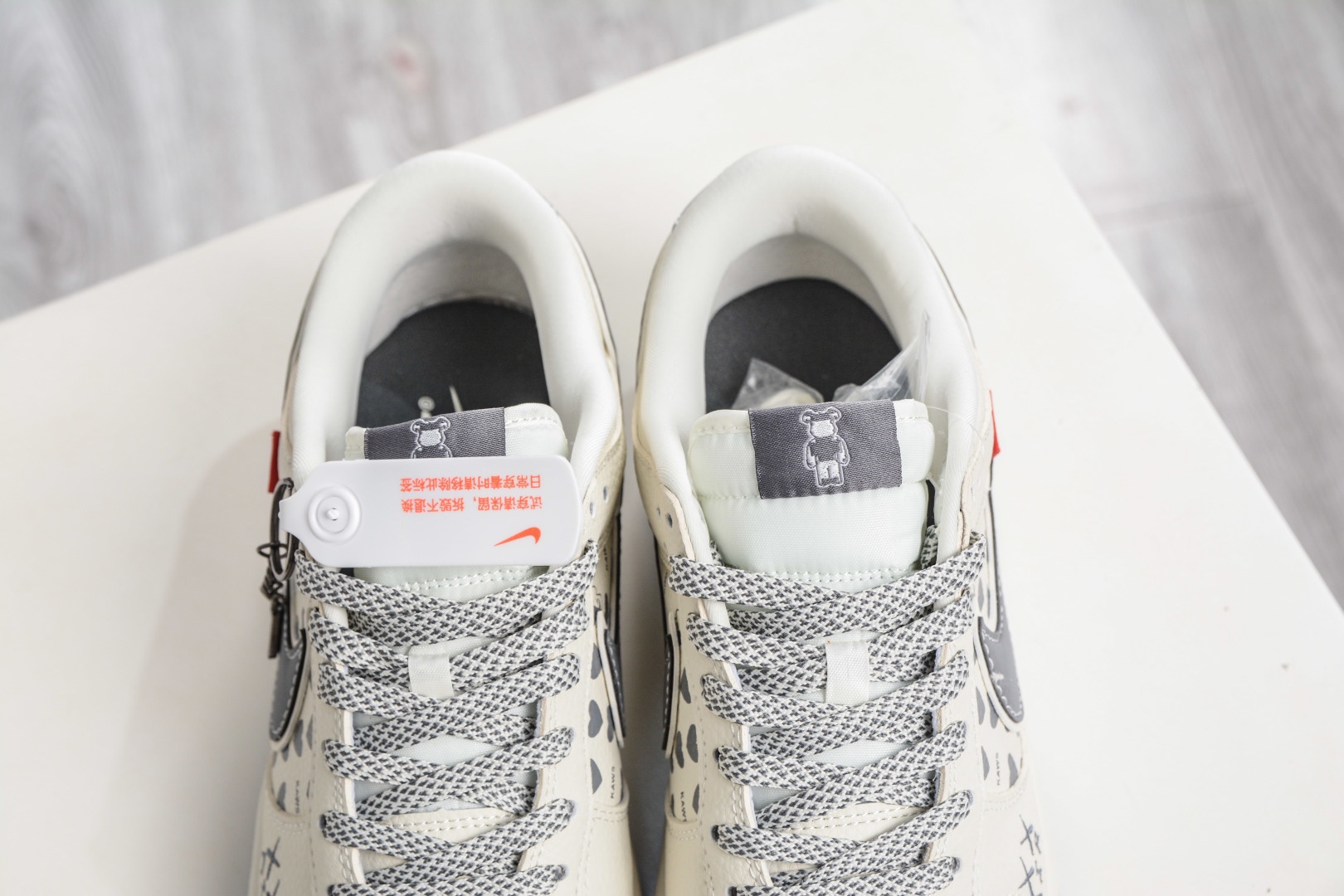 Nike SB Dunk Low x BE@RBRICK 暴力熊聯名-白灰雙鈎 
貨號：TX1688 006
尺碼：36 36.5 37.5 38 38.5 39 40 40.5 41 42 42.5 43 44 44.5 45