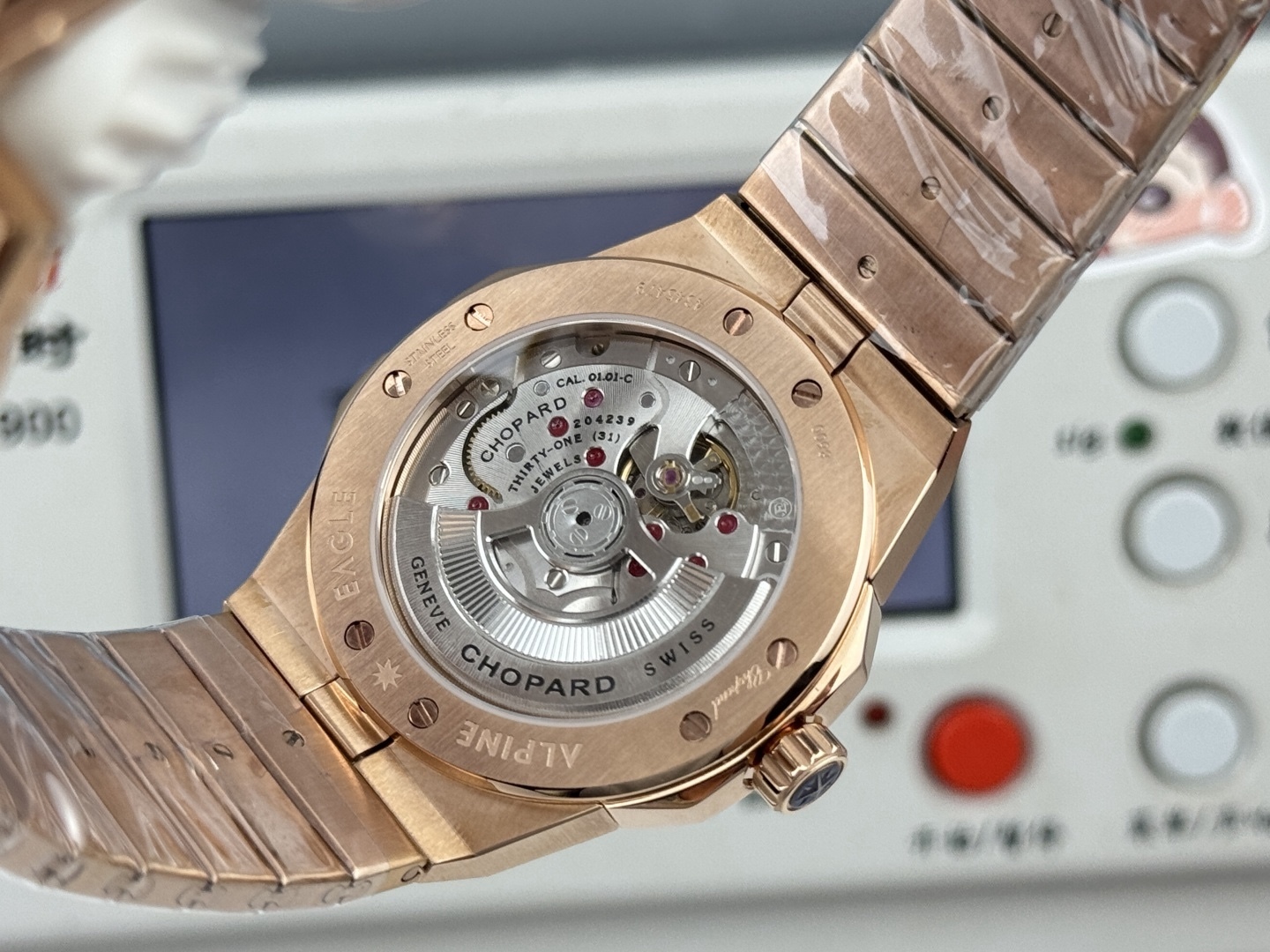 Factory 獨家力作👍
蕭邦AlpineEagle雪山傲翼系列
🌈彩T鑽🌟變色龍🦎滿天星✨限量款及隱藏款首推
如炬目光，比擬暗夜星芒⛰️於山川湖海間🌊洞見紳士願景與磅礡未來👔
尺寸：原裝一致41mmX9.7mm
機芯：9015改Chopard 01.01-c
錶鏈：獨家原版開模金磚型鏈節一體式錶鏈
岩石紋錶盤，鍍銠羅馬數字，時針及分針時標均覆以Super-LumiNova® X1級螢光塗層
致獻當代“雄鷹”，志存高遠之人在日常生活中超邁群倫，其視野啓迪人心、昇華情志。憑借遠見和決心，