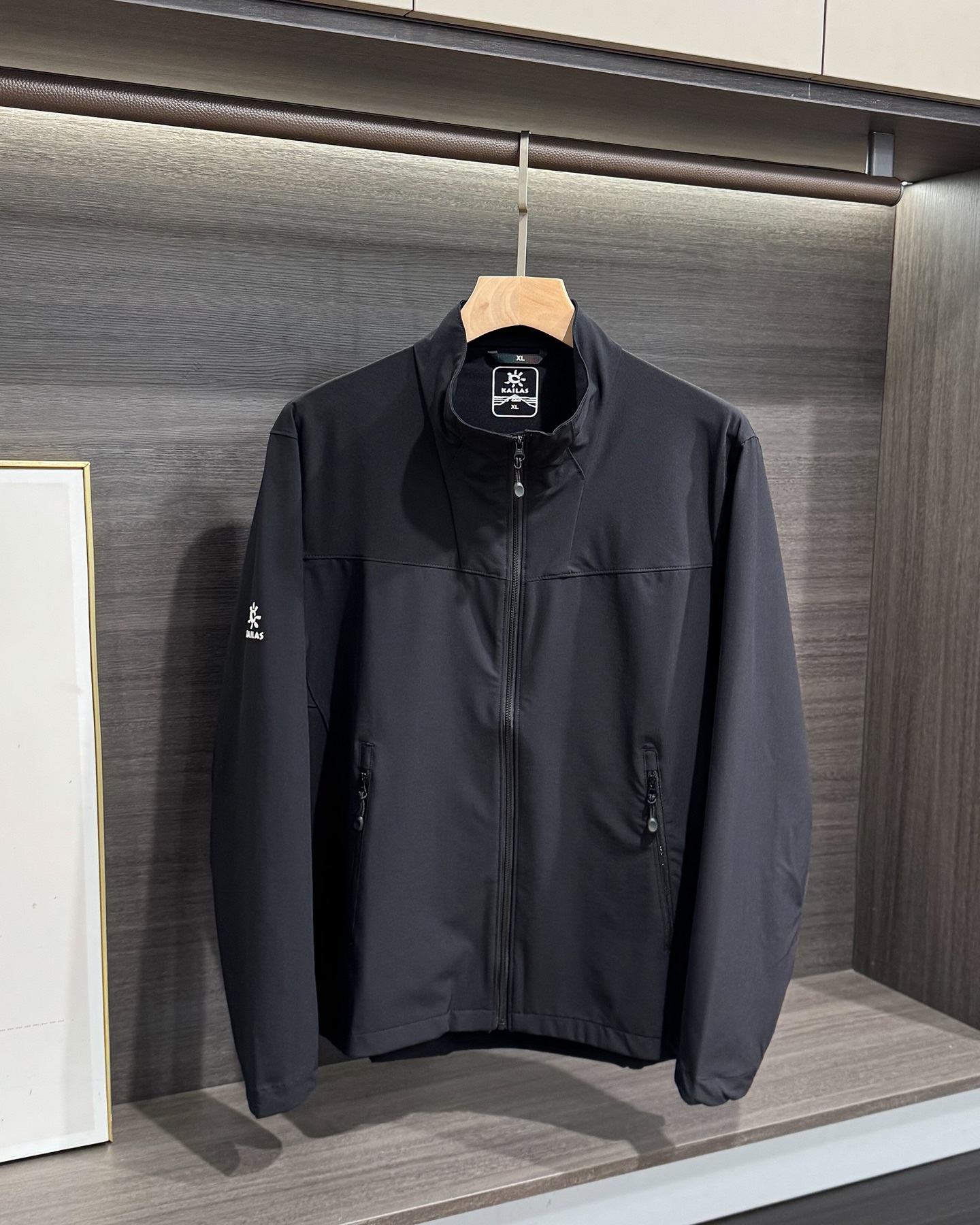 KAILAS‌/凱樂石春秋薄款輕量化衝風衣上衣外套】輕裝上陣！風雨無阻！

解鎖春秋戶外自由！輕到能揣進包里，卻能扛住風雨突襲！

極致輕量化面料，告別臃腫，上身輕若無物，跑步、騎行不束縛，戶外通勤也能利落有型！

透氣膜科技，運動時快速排汗，避免悶熱黏膩，春秋穿剛剛好！

立領剪裁護住脖頸，阻擋冷風灌入！

戶外級耐造，耐磨抗撕裂，口袋拉鍊防掉物，細節拉滿，徒步、騎行都穩！

極簡純色，內搭衛衣、T恤都好看，日常出街也能穿出高級感！

顏色:岩石灰  神秘黑
尺碼:L-3xL
L碼：   胸