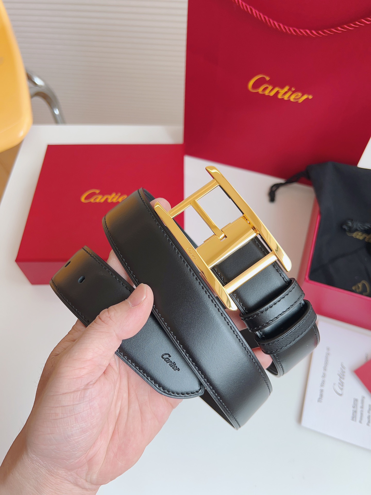
Cartier（卡地亞）憑借匠心傑作展現與眾不同的美感，融合精湛工藝與經典設計，演繹雋永風格；瀟灑不羈，果敢獨立！此款式易搭配服飾；休閒正裝兩相宜。皮帶寬度：35mm