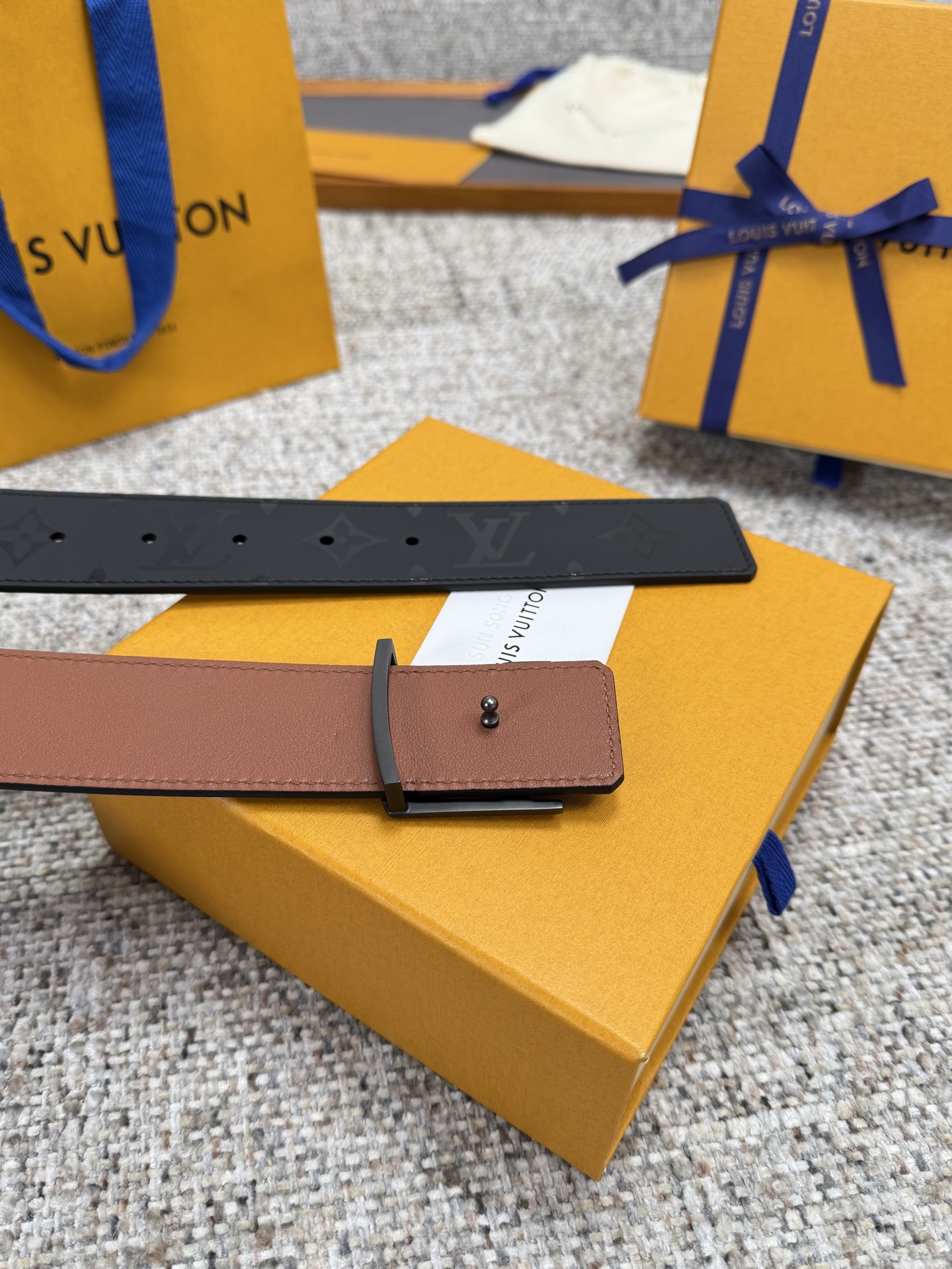 
Louis Vuitton LV腰带 丝印系列 原厂五金 精致手工绘边 柔软舒适 宽4.0