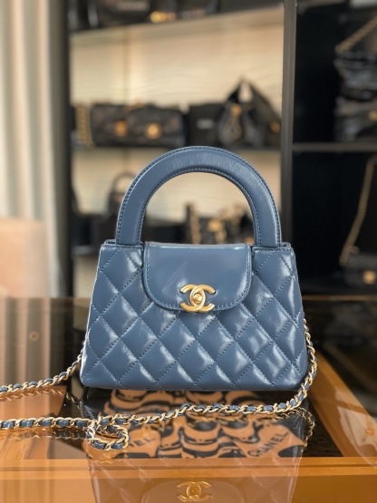 特▪️級 
🆕𝗖𝗵𝗮𝗻𝗲𝟭  
𝗞𝗲𝗹𝗹𝘆 手提鏈條包大號 霧霾藍

全網最熱🔥𝟤𝟦𝖯 𝗄𝖾𝗅𝗅𝗒手提袋
叱吒整個秀場，簡直美絕了〰️
簡約又復古的小手提很靈魂很舒適。
又乖又耐看，實在絕對愛不釋手❕

五金：厚鍍𝟤𝟦𝗄復古金
皮料：𝖵𝖾𝗅𝗂𝖾𝗋𝗊亮面小牛皮
尺寸： 𝟣𝟥*𝟣𝟫*𝟩 𝖼𝗆
4416