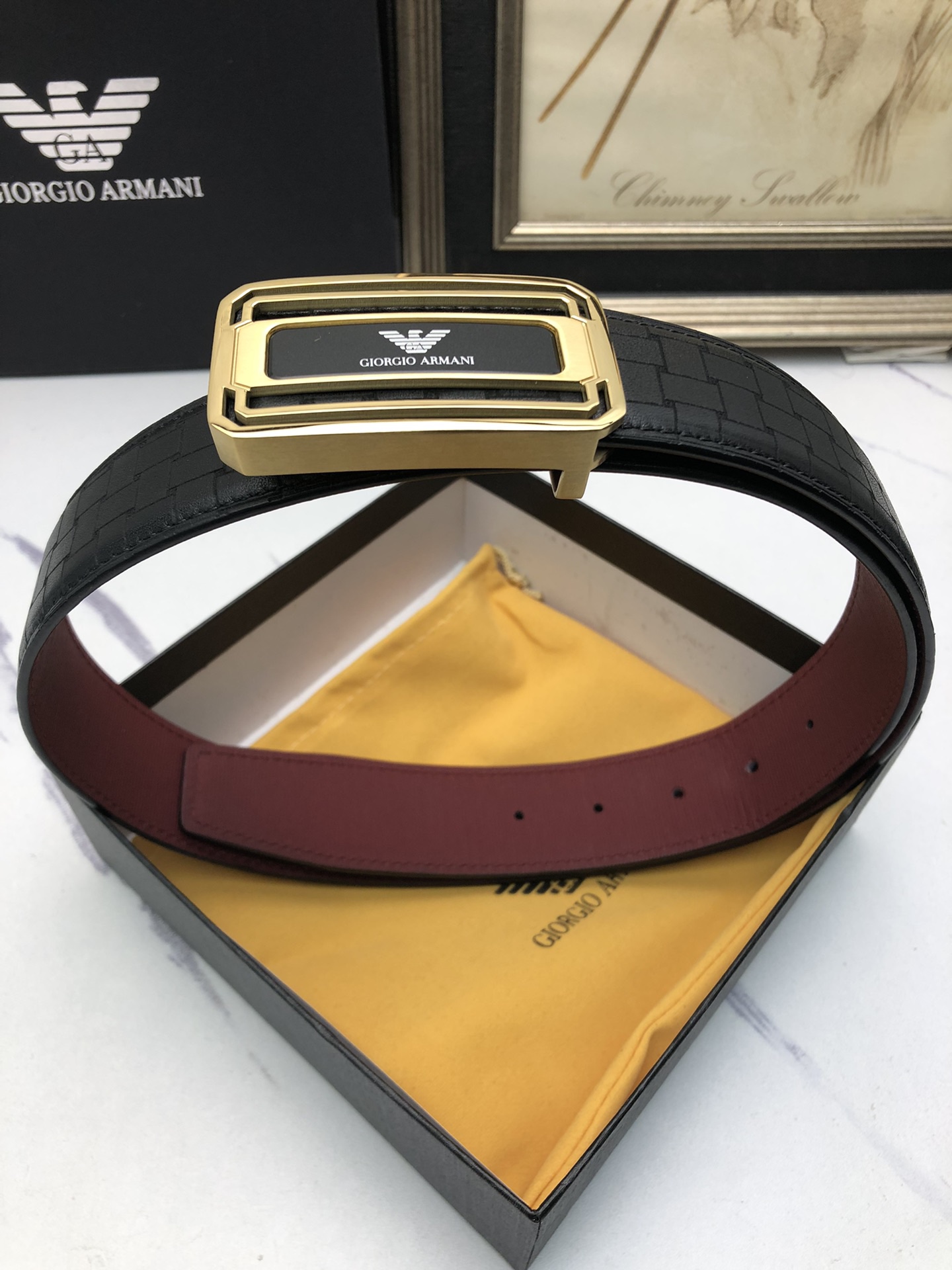 阿曼妮：原單頭層小牛皮燙印花紋，內襯頭層牛皮底，營造織紋外觀。飾以標誌原單扣。專櫃寬度4.0