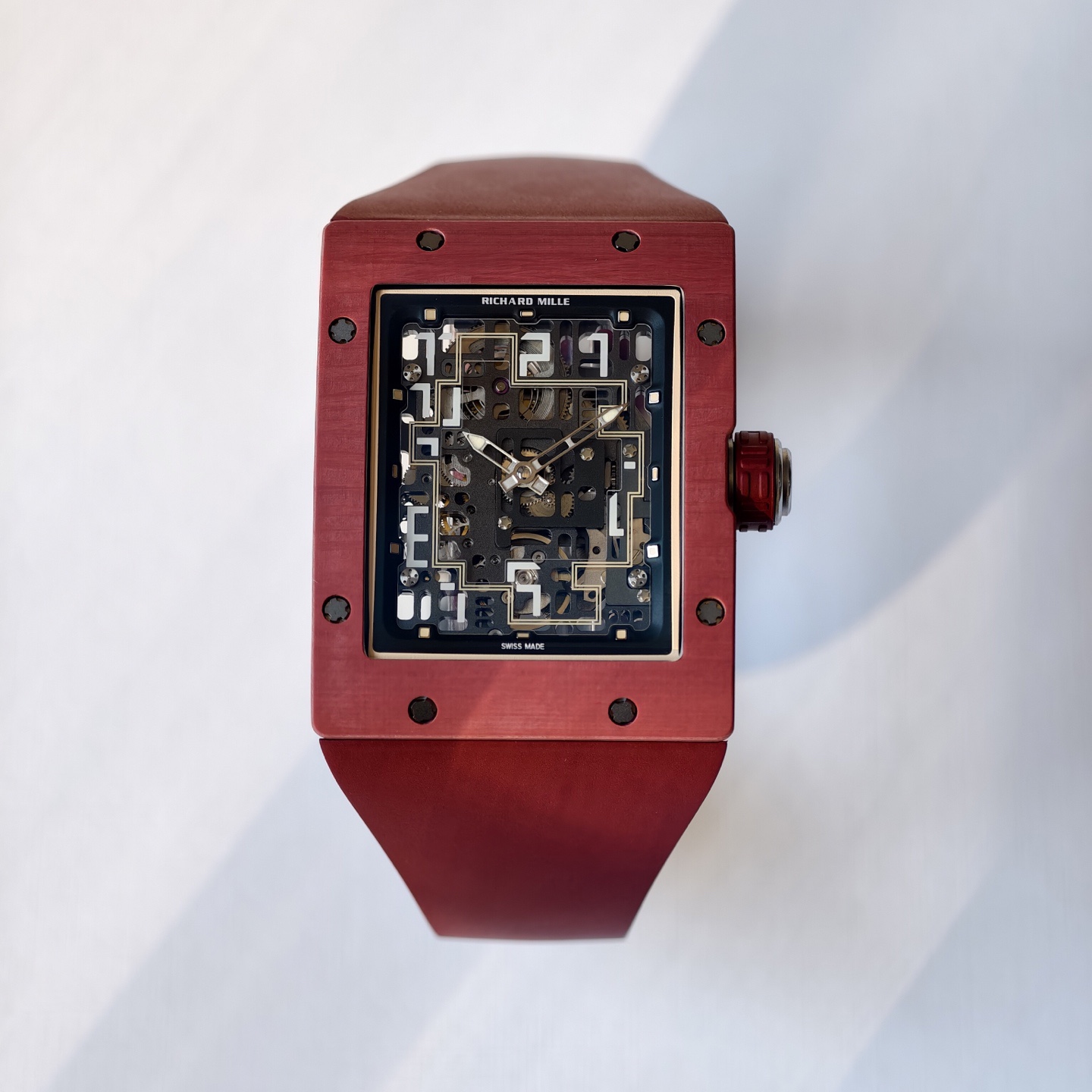 UMI 工作室 ✨
RM016 傲然問世重新定義鏤空美學的機械巔峰 🔥⚙️👑

🛠️表殼：五級鈦金屬精細拉絲表殼，和鈦合金骨架包膠表殼將複雜的鏤空結構極限壓縮在方寸之間。材質輕盈卻硬度驚人。方形表殼貼合手腕，更加適合日常佩戴。
⚙️機芯技術：定製版RM005-S一體機，
1.搭載可變幾何結構單向擺陀，優化上鏈的效率
2.最大限度還原了正品鏤空美學的機械巔峰
🧩錶帶：標配定制級絲絨觸感超輕天然橡膠錶帶，和RM專屬鈦合金表扣。讓您隨時進入“人表合一”的零觸感佩戴境界。
🔍技術要點：最大賣點在於藍寶石