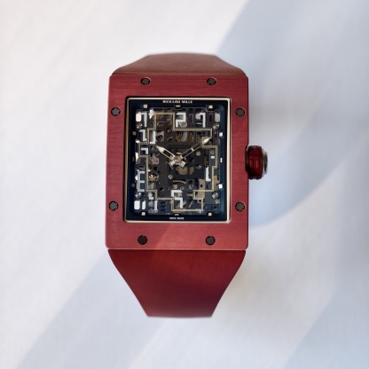 UMI 工作室 ✨
RM016 傲然問世重新定義鏤空美學的機械巔峰 🔥⚙️👑

🛠️表殼：五級鈦金屬精細拉絲表殼，和鈦合金骨架包膠表殼將複雜的鏤空結構極限壓縮在方寸之間。材質輕盈卻硬度驚人。方形表殼貼合手腕，更加適合日常佩戴。
⚙️機芯技術：定製版RM005-S一體機，
1.搭載可變幾何結構單向擺陀，優化上鏈的效率
2.最大限度還原了正品鏤空美學的機械巔峰
🧩錶帶：標配定制級絲絨觸感超輕天然橡膠錶帶，和RM專屬鈦合金表扣。讓您隨時進入“人表合一”的零觸感佩戴境界。
🔍技術要點：最大賣點在於藍寶石