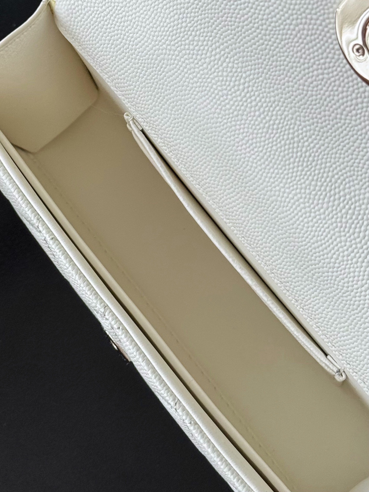 Chanel 25S 新款本季 最火的小球牛皮Kelly 手柄包
這顆絕對是黑馬
第一眼看到就深深愛上💕
顏值不必說 直接閉眼入不會錯
很好打理 也是百搭型
實現了單背斜挎腋下背手拎的效果📷
簡直就是福音〰️
很精緻 值得珍藏🔝

五金：全鋼18K淺金
皮料：獨家Haas小牛皮
尺寸：𝟏8*𝟏0*4.𝟓 𝚌𝚖
型號：AS3238