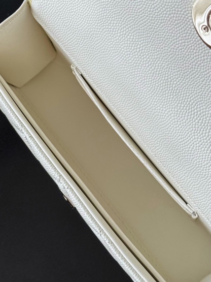 Chanel 25S 新款本季 最火的小球牛皮Kelly 手柄包
這顆絕對是黑馬
第一眼看到就深深愛上💕
顏值不必說 直接閉眼入不會錯
很好打理 也是百搭型
實現了單背斜挎腋下背手拎的效果📷
簡直就是福音〰️
很精緻 值得珍藏🔝

五金：全鋼18K淺金
皮料：獨家Haas小牛皮
尺寸：𝟏8*𝟏0*4.𝟓 𝚌𝚖
型號：AS3238