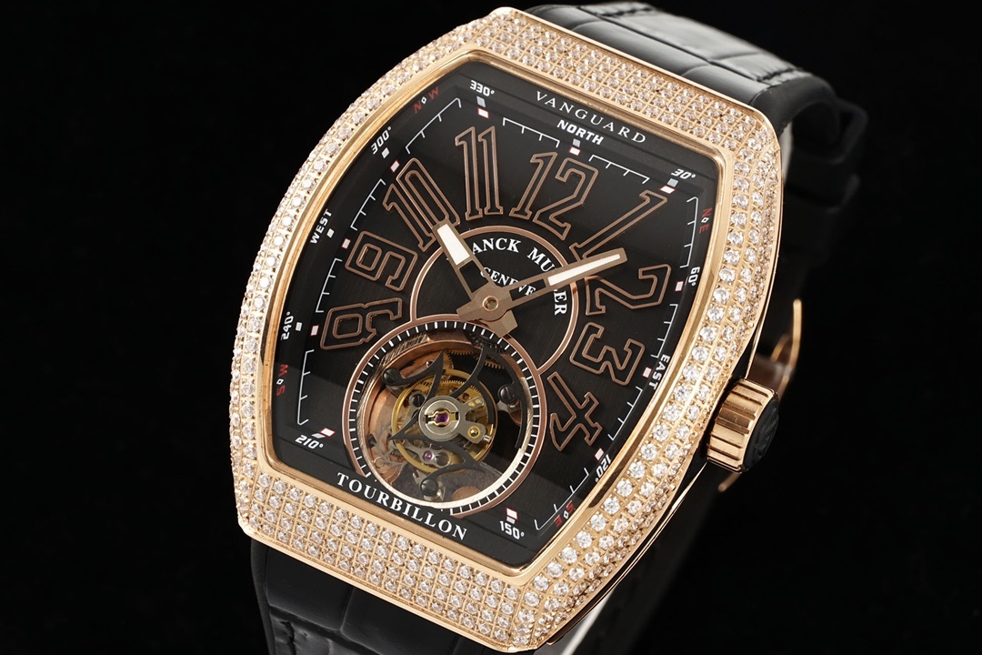 RMS最新 頂級復刻 法蘭克穆勒V45 Vanguard陀飛輪系列 歷時多年研發機芯 
1 1:1 超級復刻原裝複雜法穆蘭陀飛輪機芯 細節完美到位 打造正品機芯獨具的雙發條盒 超薄工藝 
2超長72小時動力儲存 告別每天手動上鏈 高端玩家的定制款 把頭上鏈30個半圈 發條盒為滿 不需要過度上鏈 
3 千錘百鍊 316L精鋼表殼 超薄表殼 與原裝一致厚度 彎曲弧度 更加貼合手腕 佩戴舒適 
4 純正進口意大利小牛皮 貼合手感品質一流的進口氟橡膠錶帶 與正版全完通用互換
5瑞士工程師 原版機芯拆解 一比一甲