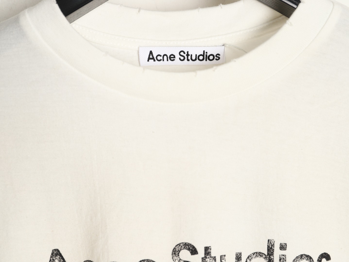 🔝Acne Studios 26SS 1996字母印花短袖T恤
面料是定制定染的32支220g原版雙紗棉，胚布經過高盂環保染色，裁大貨前還要進行高溫環縮水，降低縮水率的同時使得手感更柔軟舒適，印花方面必須五層膠漿，第一遍必須為進口打底漿，填平布料上極為細小的線洞，再由高溫床烤乾再劇頗色，採用油墨因熱平網印花，一共刷五層，每一層間隔為時間為30分鐘，才能保證出來的成品保持原版的質感，全套開發輔料
尺碼：S-XL