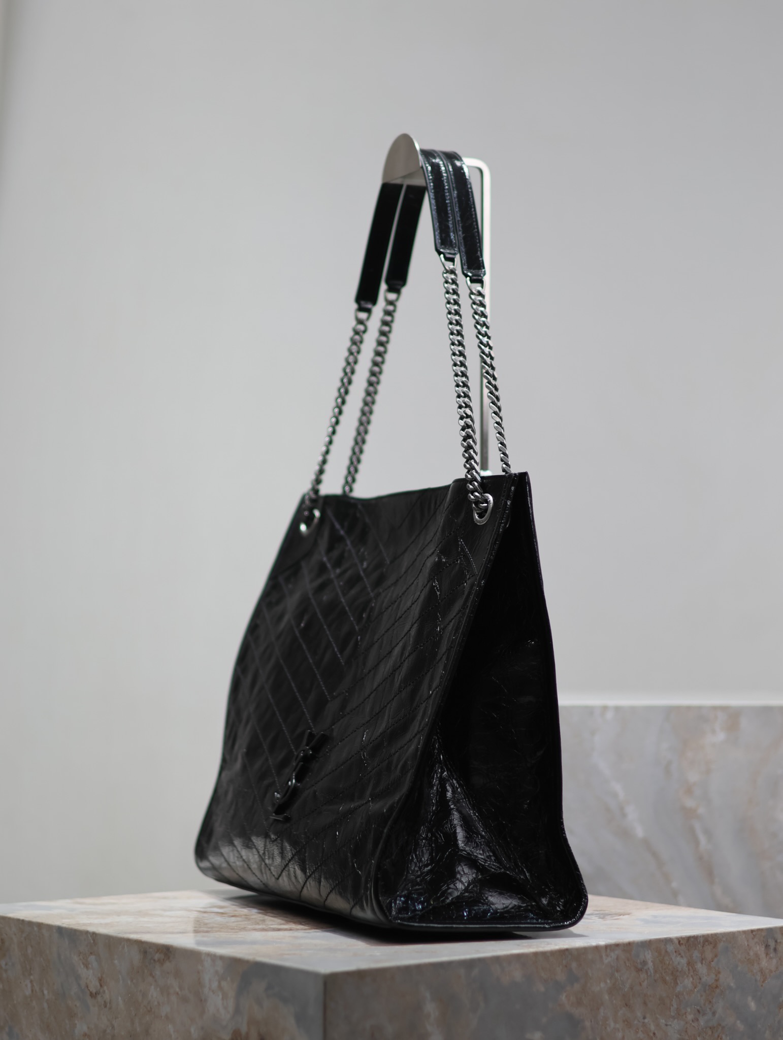 【New】
Niki shopping bag_大號
意大利進口抓皺油蠟牛皮，五金是全牛皮包裹，工藝十分精湛！包袋中間有磁吸扣，保障了包包使用的安全性；內里有一拉鍊隔層及敞口插槽設計可放手機及零錢卡片，方便拿取，不會出現因為是大包而出現找不到東西的情況；包包自重非常輕，容量又足夠大，公文包、旅行包、購物袋、媽媽包隨意切換，實用性爆表！
型號：577998
尺寸：39×31.5×12.5cm
