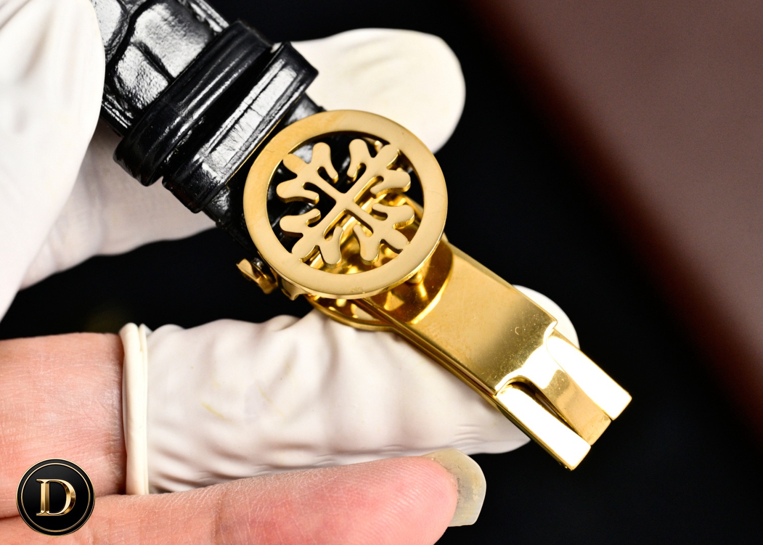 百達翡麗Patek Philippe驚艷登場，42毫米的表徑適配大眾男性手寸，非常商務可亦‬休閒。整表表殼手工雕刻花紋，視覺衝擊力強，令人過目不忘，實物質感更加優美。     
1⃣️搭配進口9100多功能機芯【非市場普通國產機芯】（零返修）功能（24小時,星期/星辰/月份）此腕表擁有38-48小時動力儲備.
2⃣️進口316L精鋼，採用18k品質爐內真空電鍍！
3⃣️搭配獨家定制方形鱗紋牛皮錶帶
4⃣️耐磨防刮藍寶石玻璃鏡面！
5⃣️30米生活防水等級.
百達翡麗（Patek Philippe） 簡