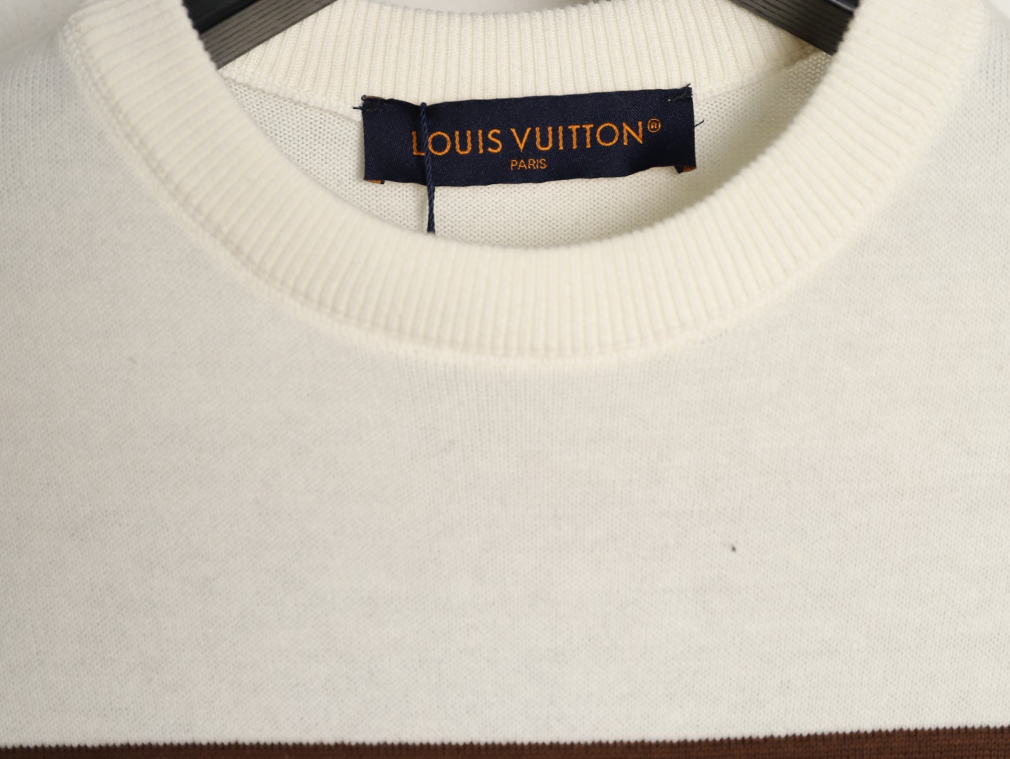 🔝LOUIS VUITTON LV 皮箱幾何圖針織短袖T恤
定織雲柔密紡棉針織料，嵌花提花織法，精細編織不僅確保了圖案的清晰度，還大大增強了織物的耐用性，成衣洗水加軟去味工藝，通過專業的洗滌設備和特定的洗滌劑，對衣物進行深度清潔和去味處理，改善衣物的手感和外觀，寬松版型
B Size：S-XL