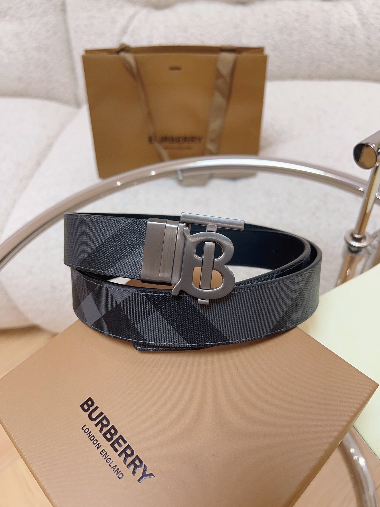 Burberry  專櫃同步 雙面兩用的意大利制腰帶   選用皮革與專屬標識印花環保帆布製作  腰帶配有精美的專屬標識造型飾牌搭扣  寬:3.5cm  精緻優雅  簡單大方.