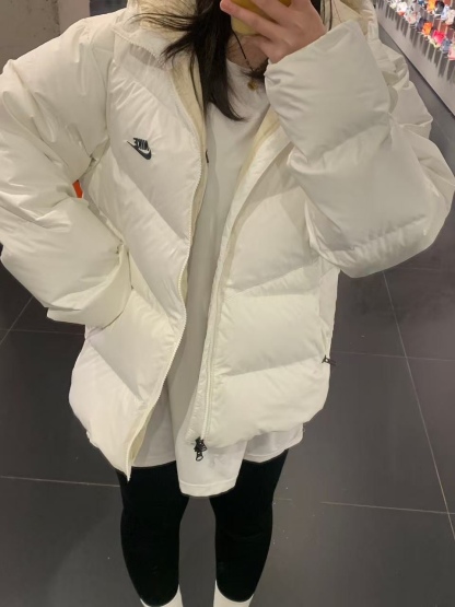 Nike/耐克Windrunner風行者2025經典款新款輕薄連帽羽絨服外套夾克
原版復刻 頂級品質  專櫃尺碼 零下十幾度無壓力 極地防寒防風防水防雪！超級蓬松度 休閒運動 街頭時尚潮流休閒運動連帽保暖短款羽絨服 鎖絨效果好 不拽絨 品質看得見 蓬松度爆表 能在衣物內形成大量空氣隔熱層 輕鬆抵御零下20°C的嚴寒 哪怕極寒天氣也能牢牢鎖住體溫 讓你在冰天雪地中也能溫暖如春 高含絨量帶來極致輕盈的穿著體驗 告別傳統羽絨服的臃腫感 活動自如 溫暖卻不笨重 
L SIZE:S-2XL