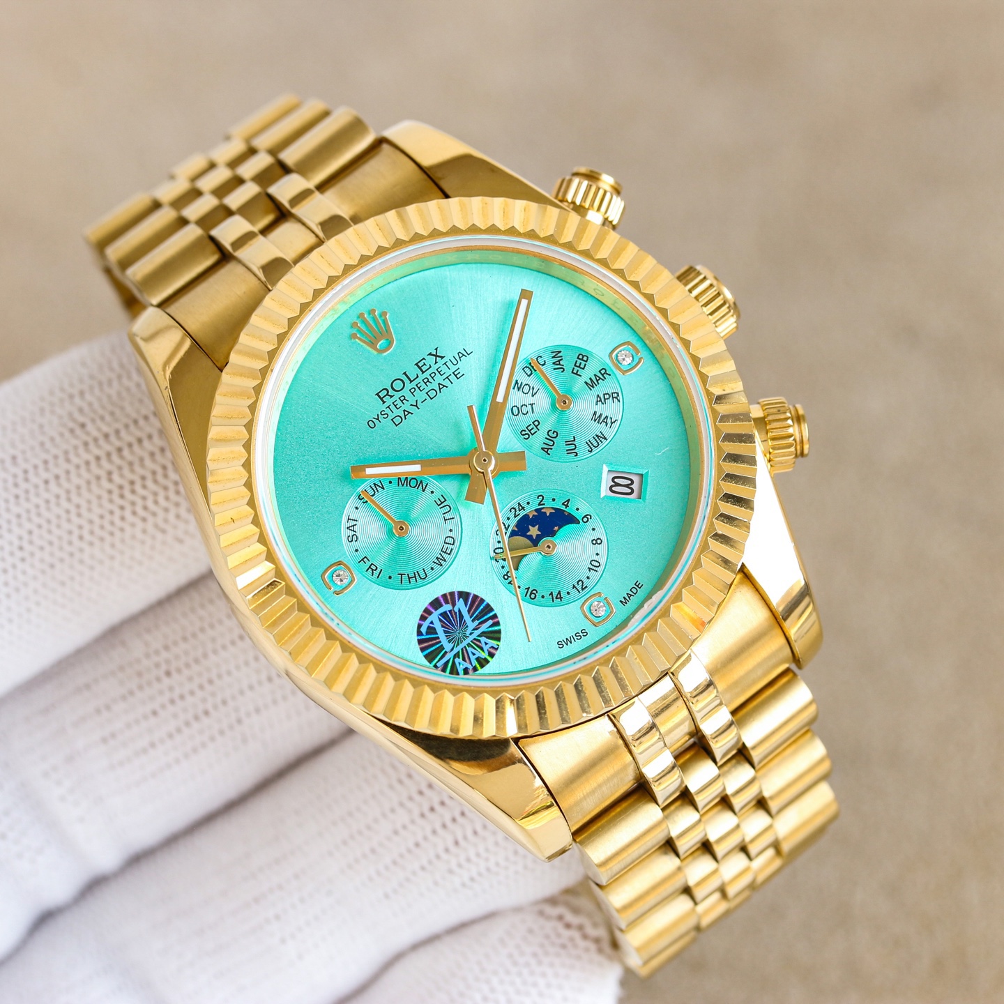 年度新款強力推薦
🔥經典日誌系列-多功能腕表🔥
防表屆最高版本⌚️勞力士⌚️ 複雜系列六針男表[愛心]爆款[愛心] 多功能腕表。
1⃣️搭載原裝進口9100星期月份月相動能功能機芯機械表！
2⃣️錶盤上採用經典獨家高級奢華稜紋 突顯出這款腕表的華貴氣質[呲牙]
3⃣️錶帶採用進口316鋼帶腕表！
4⃣️表鏡採用雙卜藍寶石鏡面！
5⃣️透視底蓋！
6⃣️直徑41毫米，厚度10毫米！
腕表功能匯集星期/月份/日期/月亮/太陽等功能於一身，最佳男士商務腕表真正的標配！為高端腕表的代表之作！
榮譽出品 尊