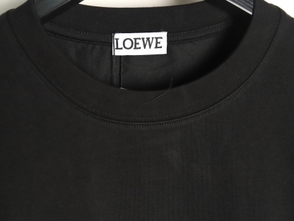 Loewe/羅意威 25ss 塗鴉彩繪植絨印花短袖T恤
260g棉質布料40支雙紗面料，無蝕塵‬毛藝工‬處布理‬面，紡織密度高，垂感佳，不易變形。
厚織感加上緊密紡紗工藝，不會影響Tee的透氣性，成色的飽和度很高
胸前撞色塗鴉彩繪植絨印花工藝
版型上身效果好，百搭好看的一款T恤，寬松版型遮肉顯瘦不挑人
顏色: 白色，黑色
S Size：S-XL