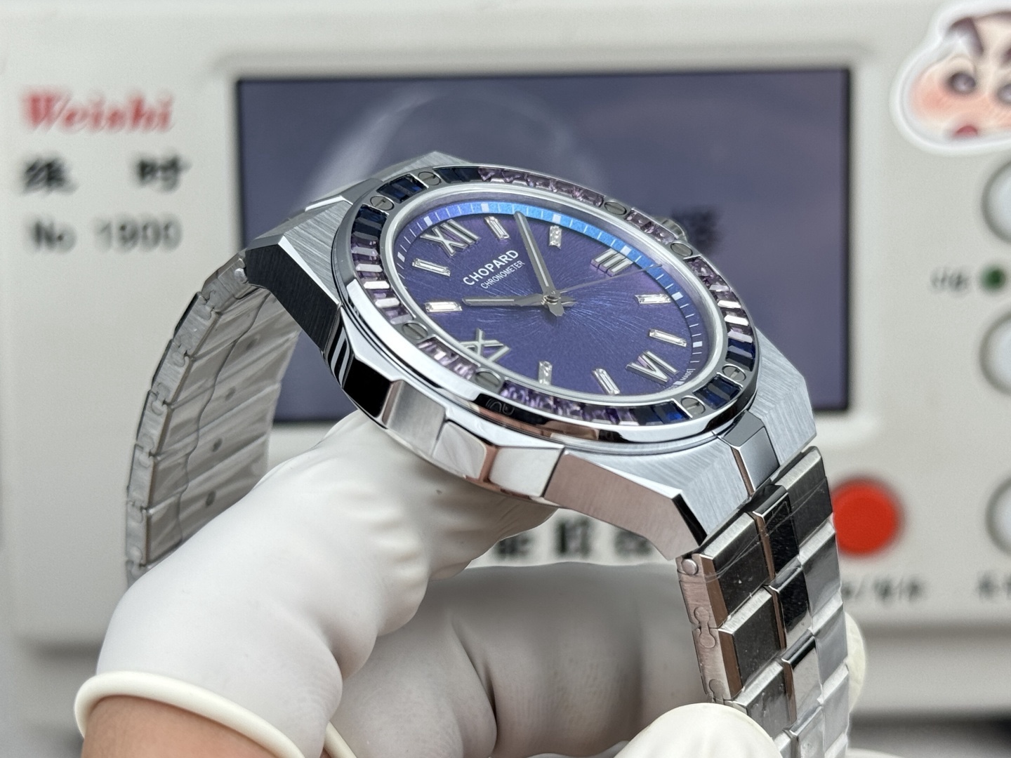 GHFactory 獨家力作👍
蕭邦AlpineEagle雪山傲翼系列
🌈彩T鑽🌟變色龍🦎滿天星✨限量款及隱藏款首推
如炬目光，比擬暗夜星芒⛰️於山川湖海間🌊洞見紳士願景與磅礡未來👔
尺寸：原裝一致41mmX9.7mm
機芯：9015改Chopard 01.01-c
錶鏈：獨家原版開模金磚型鏈節一體式錶鏈
岩石紋錶盤，鍍銠羅馬數字，時針及分針時標均覆以Super-LumiNova® X1級螢光塗層
致獻當代“雄鷹”，志存高遠之人在日常生活中超邁群倫，其視野啓迪人心、昇華情志。憑借遠見和決心，