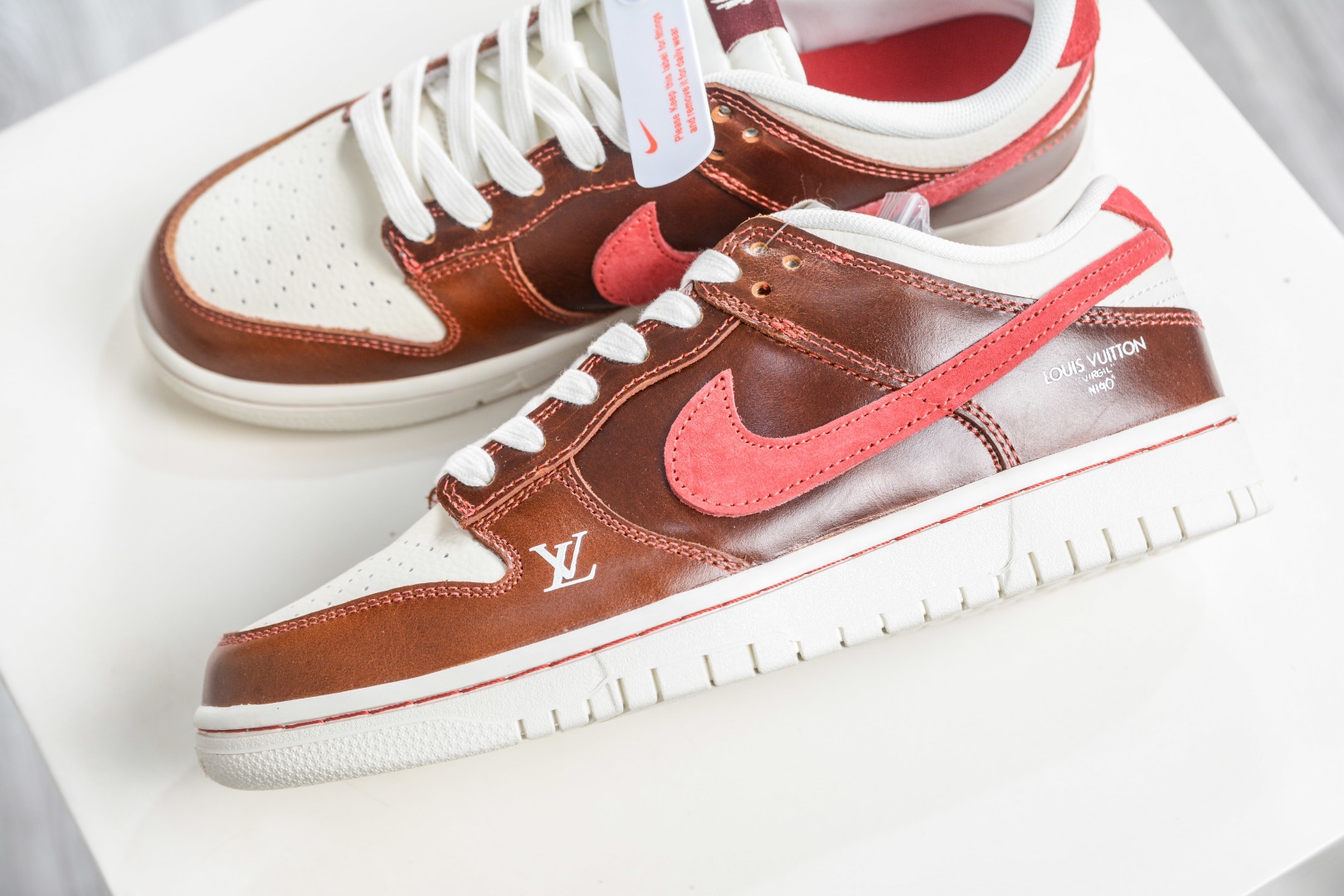 Nike SB Dunk Low x Louis Vuitton LV馬年限定聯名-酒紅棕 
貨號：DS6608 025
尺碼：36 36.5 37.5 38 38.5 39 40 40.5 41 42 42.5 43 44 44.5 45