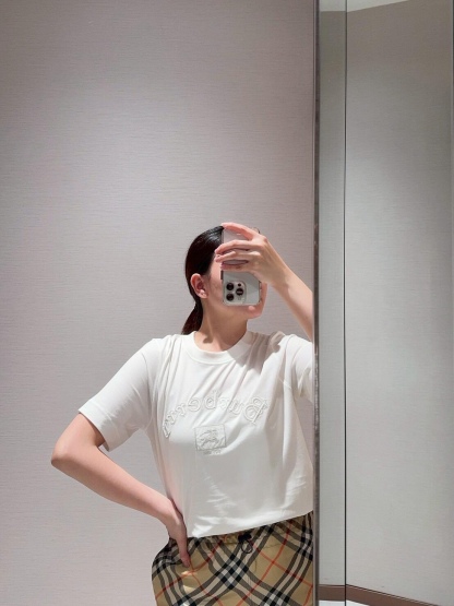 🔝BURBERRY巴寶莉BBR 哥特體刺繡短袖T恤
正品購入，100%洗後維斯棉235克，舒彈羅紋285克，進口刺繡，面料酵洗，定制1：1商標，寬松版型
B Size：S-XL