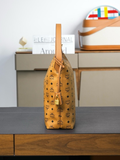 ®新品上市®官網同步
𝙈𝘾𝙈 𝘼𝙧𝙚𝙣 𝙃𝙤𝙗𝙤🆕新款
乾邑色大號#肩背包

·CP獨家出品｜乾邑色
這款Visetos Hobo包採用可調節皮革肩帶設計，並飾有帶掛鎖的皮革吊牌。
這款單品對經典的休閒款式進行了現代風的全新演繹，在柔軟與挺闊之間取得了理想的平衡。這款大號Aren Hobo肩背包採用了傳統MCM行李箱的設計元素，包括一個可拆卸皮革吊牌及雕花Logo掛鎖，達到錦上添花的效果。
