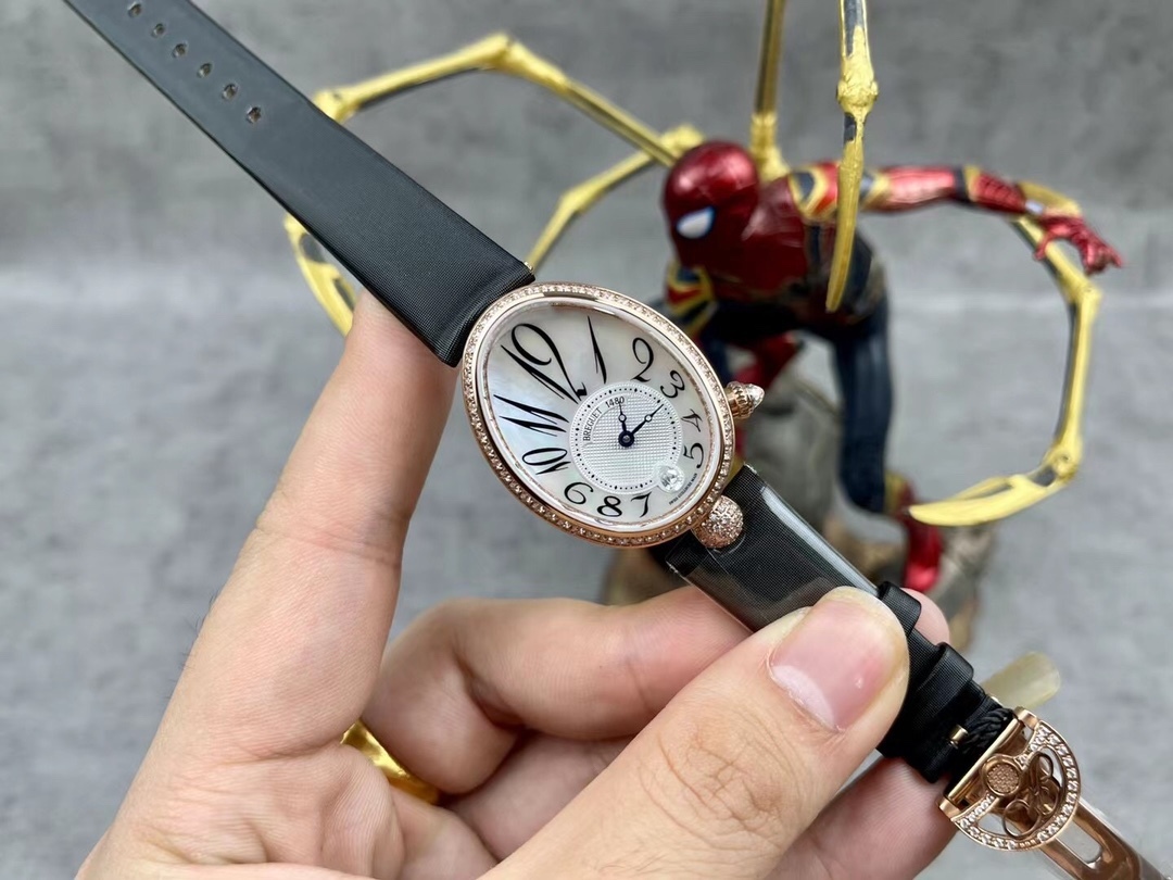 [玫瑰][玫瑰]最強 升級版 頂級 復刻女款 寶璣那不勒斯皇后系列，
【表殼】腕表尺寸分別為中號36.5x28.5毫米 
鵝卵形表殼高雅大氣，表殼外緣飾有錢幣紋。表圈和表殼周圍鑲嵌共117顆施華洛水晶（約0.99克拉）。表冠處鑲有一顆梨形晶石（約0.26克拉）
【精彩細節】
1.與原裝吻合，在表殼背部均打有貴金屬標識，效果清晰工整，彰顯腕表檔次。2.穹面玻璃，從側面看不僅有魚眼效果，還能折射鑽石帶來的璀璨光芒，更顯腕表高貴血統。
3.為了達到原裝K金質量的手感，調試了表殼內部結構的配重，做到重量與原版如出