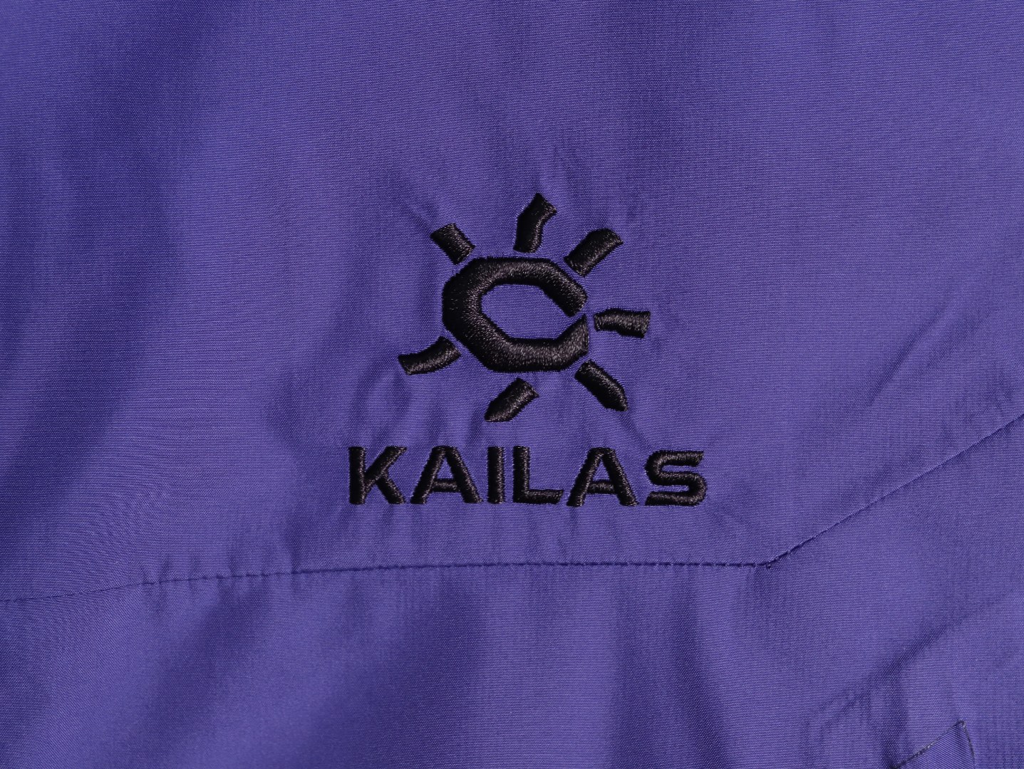 🔝Kailas 凱樂石· MONT X- LT  輕量化衝鋒衣外套

戶外與日常的理想之選，為你帶來極致體驗：

• 超輕量設計：M碼僅重284g，全衣重量減輕54%，極致輕量，穿上宛如無物，長時間徒步、攀爬毫無負擔。收納後體積小巧，如同一瓶礦泉水大小，輕鬆塞於背包一角，不佔空間。

• 卓越面料性能：採用40D GORE - TEX 3L面料，防水指數高達20,000mmH₂O以上，能抵御暴雨侵襲，在雨中行走也可保持身體乾爽。防風性能出色，可有效阻擋狂風。透氣指數達10,000g/m²/2