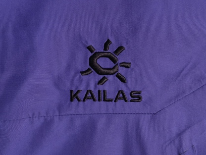 🔝Kailas 凱樂石· MONT X- LT  輕量化衝鋒衣外套

戶外與日常的理想之選，為你帶來極致體驗：

• 超輕量設計：M碼僅重284g，全衣重量減輕54%，極致輕量，穿上宛如無物，長時間徒步、攀爬毫無負擔。收納後體積小巧，如同一瓶礦泉水大小，輕鬆塞於背包一角，不佔空間。

• 卓越面料性能：採用40D GORE - TEX 3L面料，防水指數高達20,000mmH₂O以上，能抵御暴雨侵襲，在雨中行走也可保持身體乾爽。防風性能出色，可有效阻擋狂風。透氣指數達10,000g/m²/2