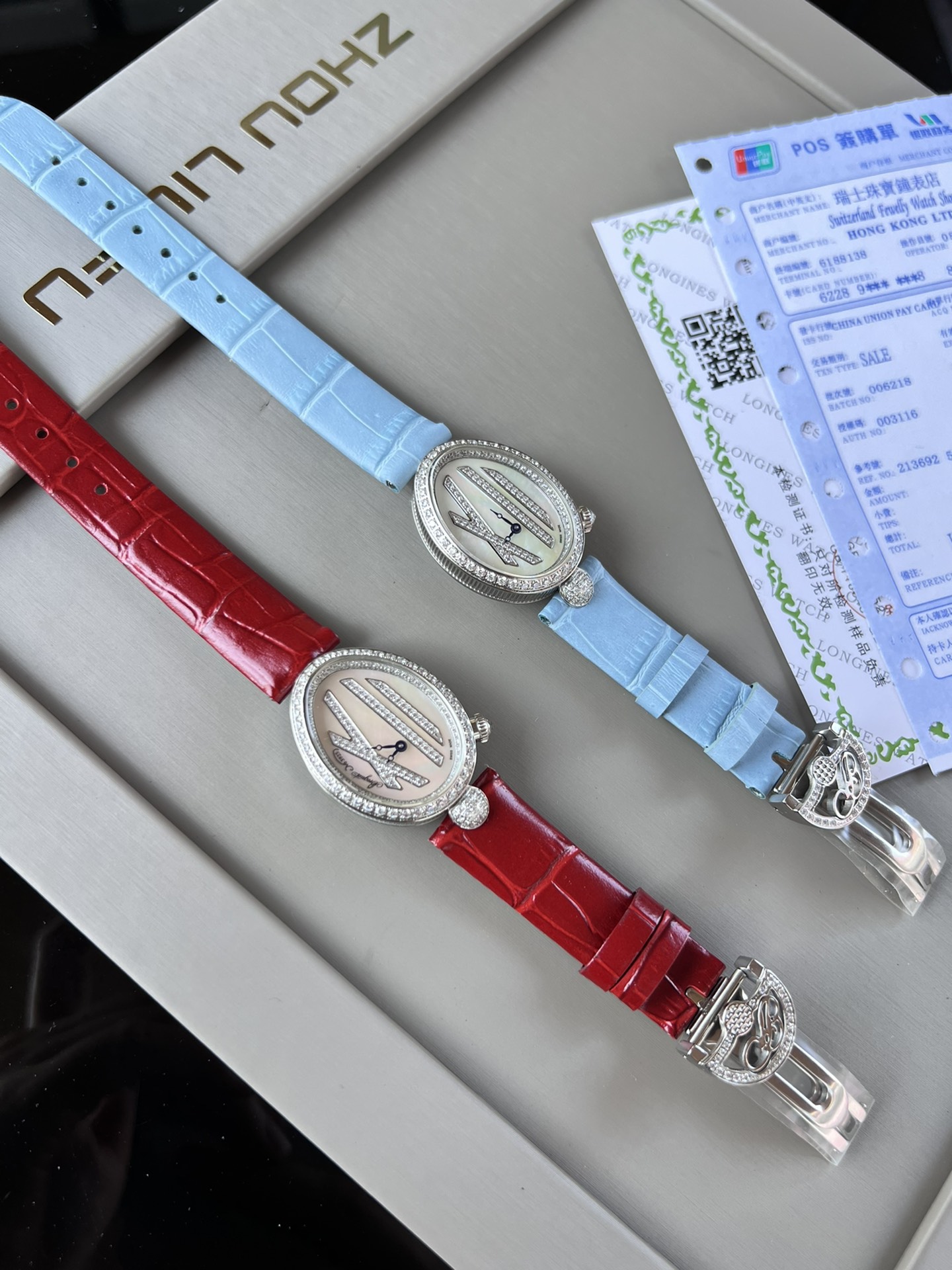 優雅出品史上最強復刻女表——寶璣那不勒斯皇后  黃金殼  系列驚艷登場，修正市場版本的所有不足，高貴典雅，盡顯女王風範！
【表殼】腕表尺寸分別為中號36.5x28.5毫米 小號33 x 25毫米
鵝卵形表殼高雅大氣，表殼外緣飾有錢幣紋。表圈和表殼周圍鑲嵌共117顆施華洛水晶（約0.99克拉）。表冠處鑲有一顆梨形晶石（約0.26克拉）
【精彩細節】
1.與原裝吻合，在表殼背部均打有貴金屬標識，效果清晰工整，彰顯腕表檔次。2.穹面玻璃，從側面看不僅有魚眼效果，還能折射鑽石帶來的璀璨光芒，更顯腕表高貴血統。
3