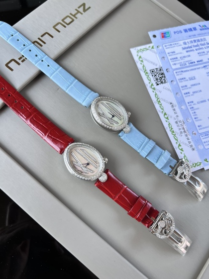 優雅出品史上最強復刻女表——寶璣那不勒斯皇后  黃金殼  系列驚艷登場，修正市場版本的所有不足，高貴典雅，盡顯女王風範！
【表殼】腕表尺寸分別為中號36.5x28.5毫米 小號33 x 25毫米
鵝卵形表殼高雅大氣，表殼外緣飾有錢幣紋。表圈和表殼周圍鑲嵌共117顆施華洛水晶（約0.99克拉）。表冠處鑲有一顆梨形晶石（約0.26克拉）
【精彩細節】
1.與原裝吻合，在表殼背部均打有貴金屬標識，效果清晰工整，彰顯腕表檔次。2.穹面玻璃，從側面看不僅有魚眼效果，還能折射鑽石帶來的璀璨光芒，更顯腕表高貴血統。
3