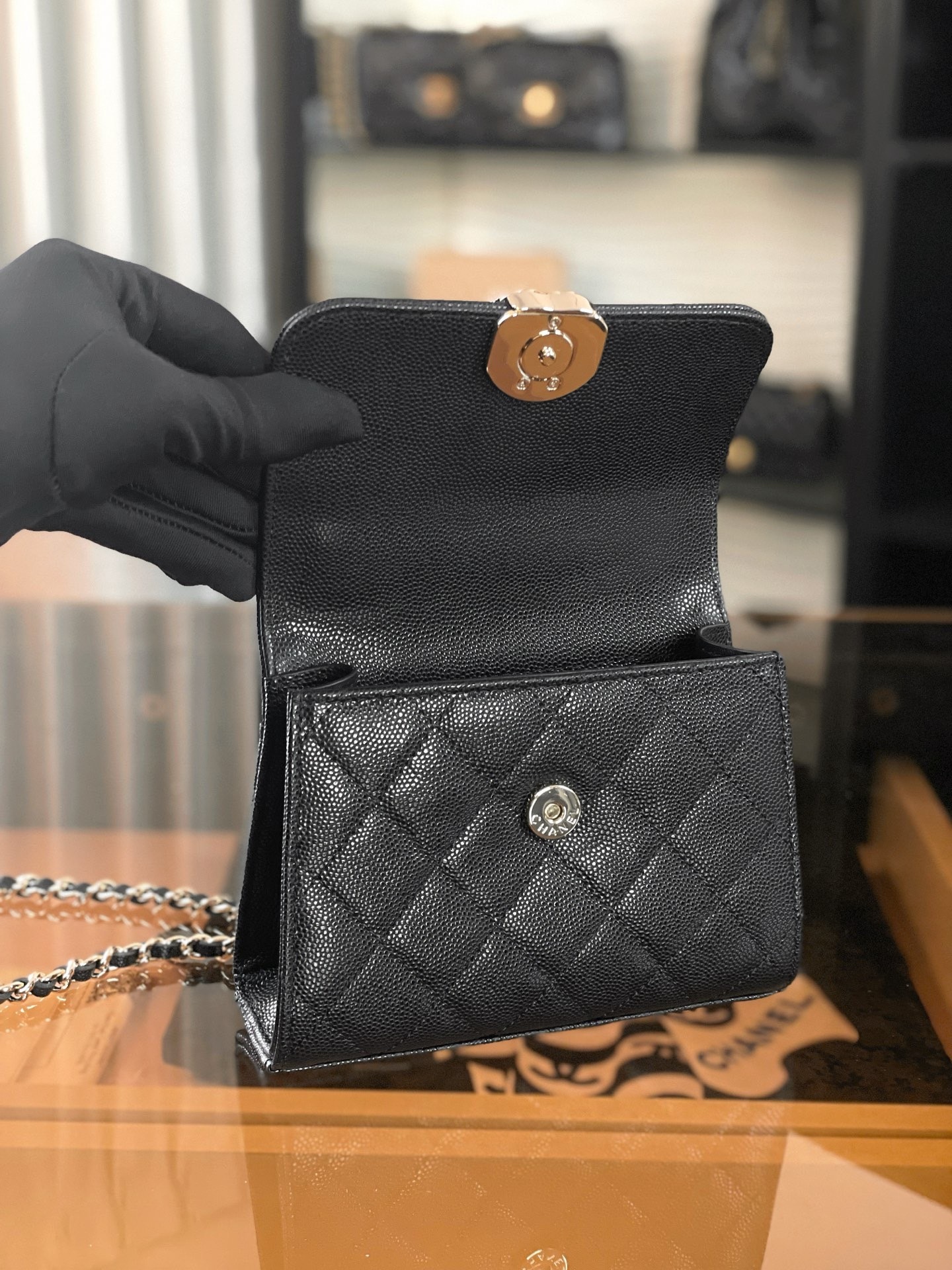 特▪️級鋼 
現貨發售🌱皮穿鏈手柄𝐤𝐞𝐥𝐥𝐲手機包回歸
𝑪𝒉𝒂𝒏𝒆𝒍 𝟐𝟓𝐬｜黑色♥𝐳𝐩級 

這顆絕對是黑馬
第一眼看到就深深愛上💕
顏值不必說 直接閉眼入不會錯
很好打理 也是百搭型
實現了單背斜挎腋下背手拎的效果📷
簡直就是福音〰️
很精緻 值得珍藏🔝

五金：全鋼18K淺金
皮料：獨家Haas小牛皮
尺寸：𝟏𝟒.𝟓*𝟏𝟏.𝟓*𝟓.𝟓 𝚌𝚖
3237