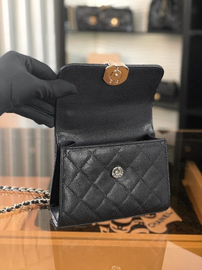 特▪️級鋼 
現貨發售🌱皮穿鏈手柄𝐤𝐞𝐥𝐥𝐲手機包回歸
𝑪𝒉𝒂𝒏𝒆𝒍 𝟐𝟓𝐬｜黑色♥𝐳𝐩級 

這顆絕對是黑馬
第一眼看到就深深愛上💕
顏值不必說 直接閉眼入不會錯
很好打理 也是百搭型
實現了單背斜挎腋下背手拎的效果📷
簡直就是福音〰️
很精緻 值得珍藏🔝

五金：全鋼18K淺金
皮料：獨家Haas小牛皮
尺寸：𝟏𝟒.𝟓*𝟏𝟏.𝟓*𝟓.𝟓 𝚌𝚖
3237