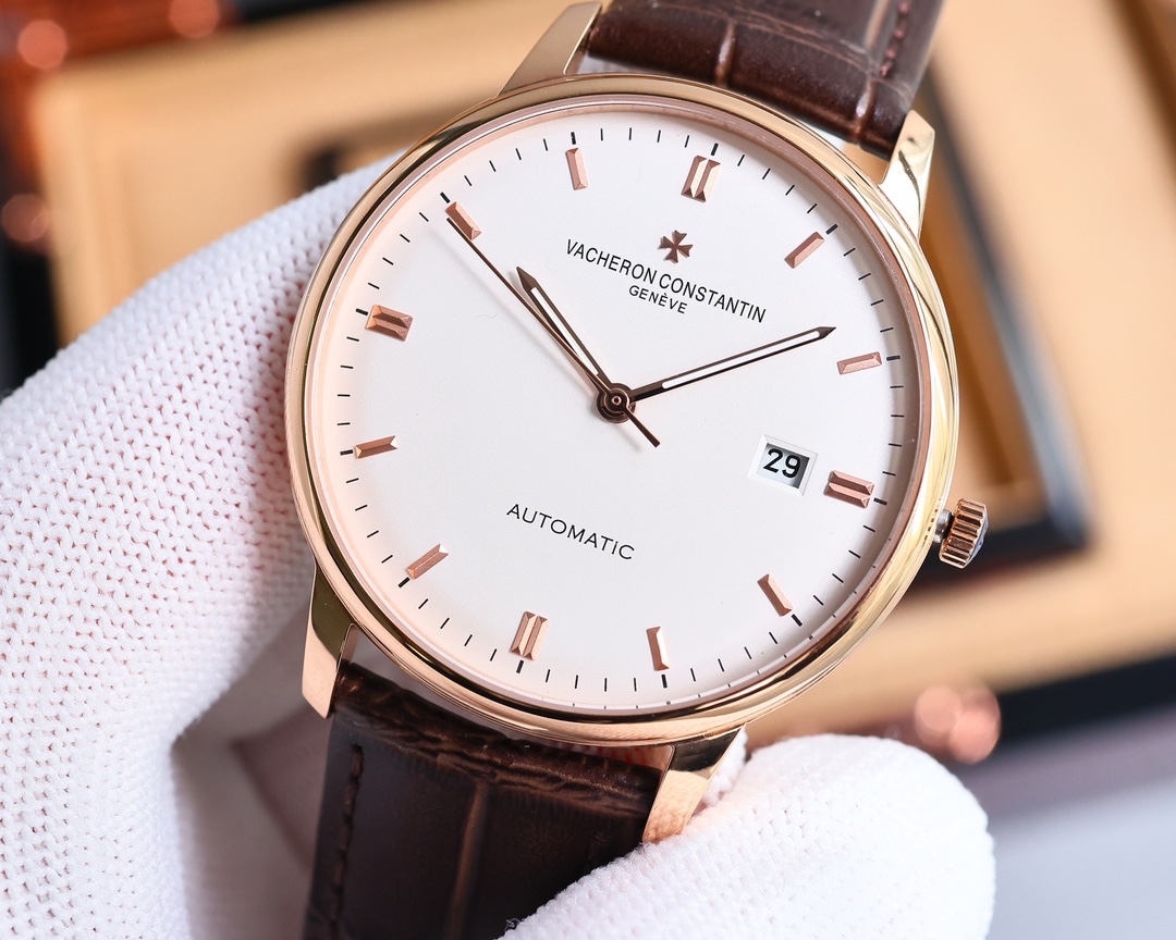 
最新款推薦   市場最高復刻 V4升級版本 江詩丹頓VC傳承系列85180腕表！
1⃣️【表殼】尺寸40MMX9MM，完美圓形的表殼，搭配微孤式表耳設計，使之更加貼合佩戴者的手腕。每一個成品殼套，都需經過MK嚴格的質量把控，方能還原正品獨特的質感。
2⃣️【機芯】9015鋼輪等部件均由MK制表師精工裝飾，自動擺陀更是鍍有18k金，最大限度呈現原裝精湛的工藝水平。
3⃣️【表鏡】前後兩片藍寶石玻璃鏡面，均有防眩暈鍍膜處理。
4⃣️【錶帶】雙層意大利小牛皮，搭配馬耳他十字針扣。🔥AD出品精品不斷🔥