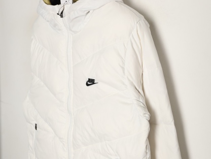 Nike/耐克Windrunner風行者2025經典款新款輕薄連帽羽絨服外套夾克
原版復刻 頂級品質  專櫃尺碼 零下十幾度無壓力 極地防寒防風防水防雪！超級蓬松度 休閒運動 街頭時尚潮流休閒運動連帽保暖短款羽絨服 鎖絨效果好 不拽絨 品質看得見 蓬松度爆表 能在衣物內形成大量空氣隔熱層 輕鬆抵御零下20°C的嚴寒 哪怕極寒天氣也能牢牢鎖住體溫 讓你在冰天雪地中也能溫暖如春 高含絨量帶來極致輕盈的穿著體驗 告別傳統羽絨服的臃腫感 活動自如 溫暖卻不笨重 
L SIZE:S-2XL