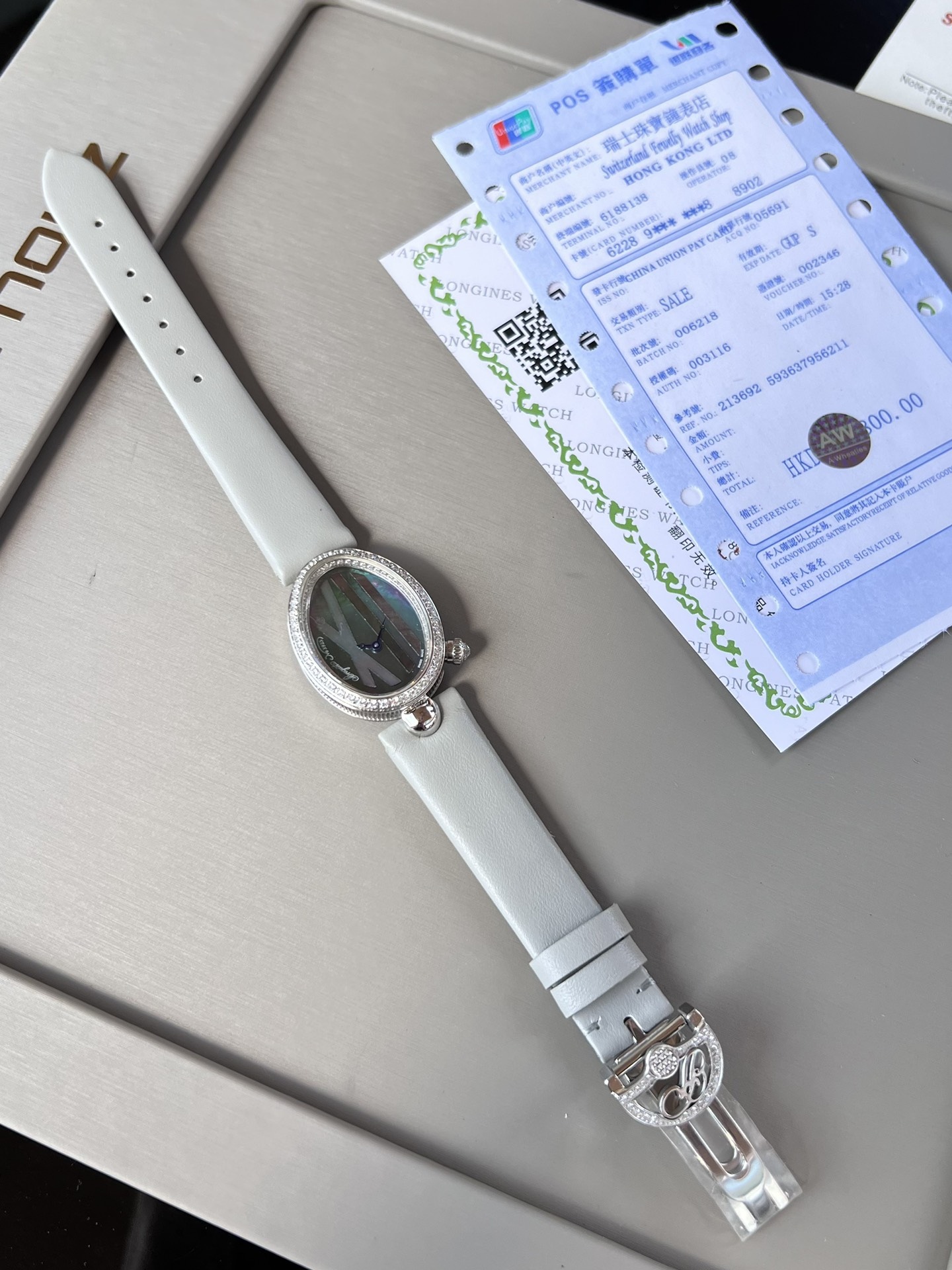 優雅出品史上最強復刻女表——寶璣那不勒斯皇后  黃金殼  系列驚艷登場，修正市場版本的所有不足，高貴典雅，盡顯女王風範！
【表殼】腕表尺寸分別為中號36.5x28.5毫米 小號33 x 25毫米
鵝卵形表殼高雅大氣，表殼外緣飾有錢幣紋。表圈和表殼周圍鑲嵌共117顆施華洛水晶（約0.99克拉）。表冠處鑲有一顆梨形晶石（約0.26克拉）
【精彩細節】
1.與原裝吻合，在表殼背部均打有貴金屬標識，效果清晰工整，彰顯腕表檔次。2.穹面玻璃，從側面看不僅有魚眼效果，還能折射鑽石帶來的璀璨光芒，更顯腕表高貴血統。
3