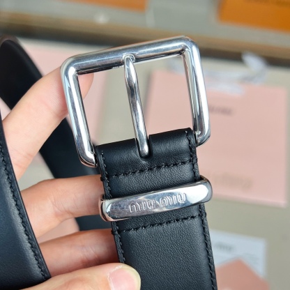 這款皮革腰帶設計簡約而優雅，腰帶環伴以Miu Miu徽標。雙面進口小牛皮 金屬搭扣 腰帶環飾激光雕刻徽標
寬度: 3.5cm
