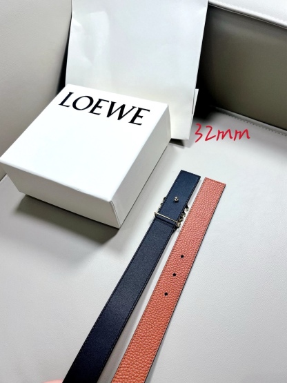 羅意威LoEWE 3.2cm正反兩穿腰帶，選用壓紋牛皮革製成，反復Anagram圖案