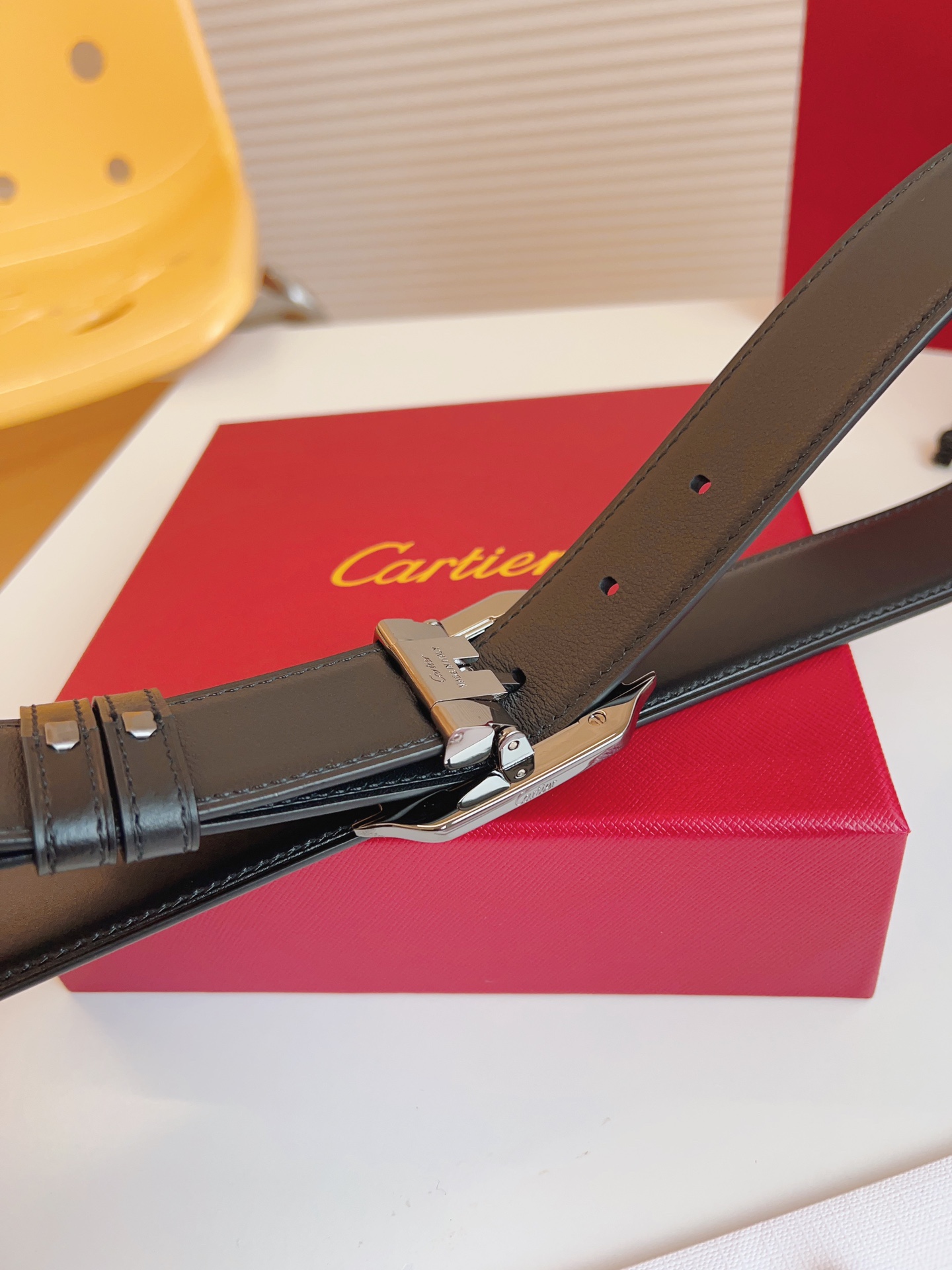 
Cartier（卡地亚）凭借匠心杰作展现与众不同的美感，融合精湛工艺与经典设计，演绎隽永风格；潇洒不羁，果敢独立！此款式易搭配服饰；休闲正装两相宜。皮带宽度：35mm